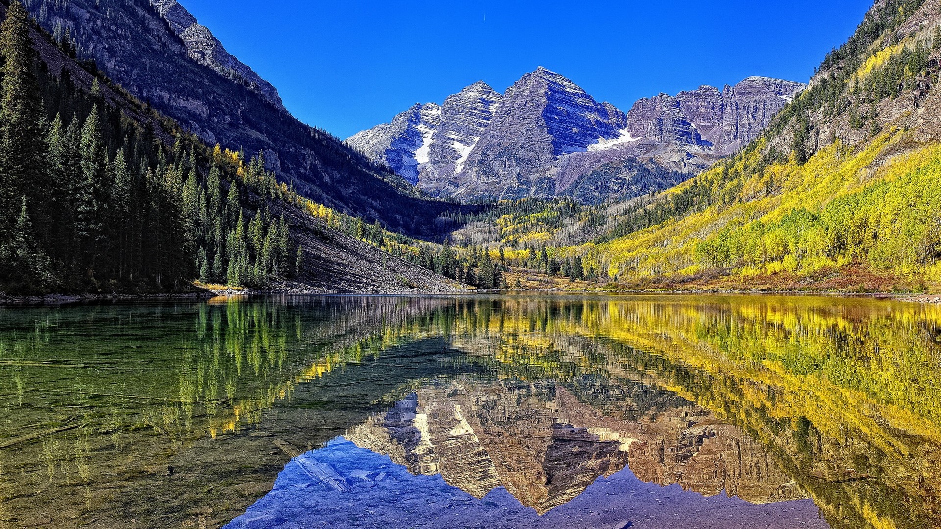 Maroon Bells reflection in lake during autumn HD Wallpaper