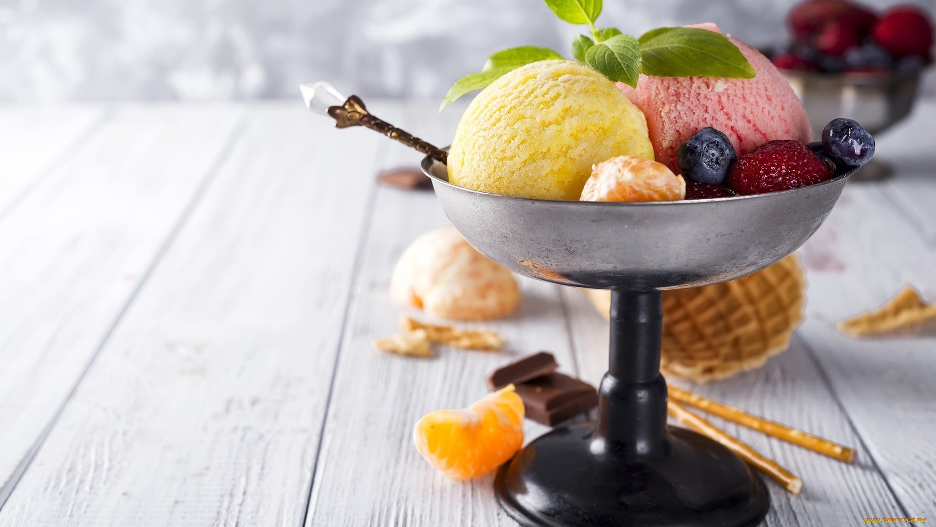 Ice cream sundae with berries and mint HD Wallpaper