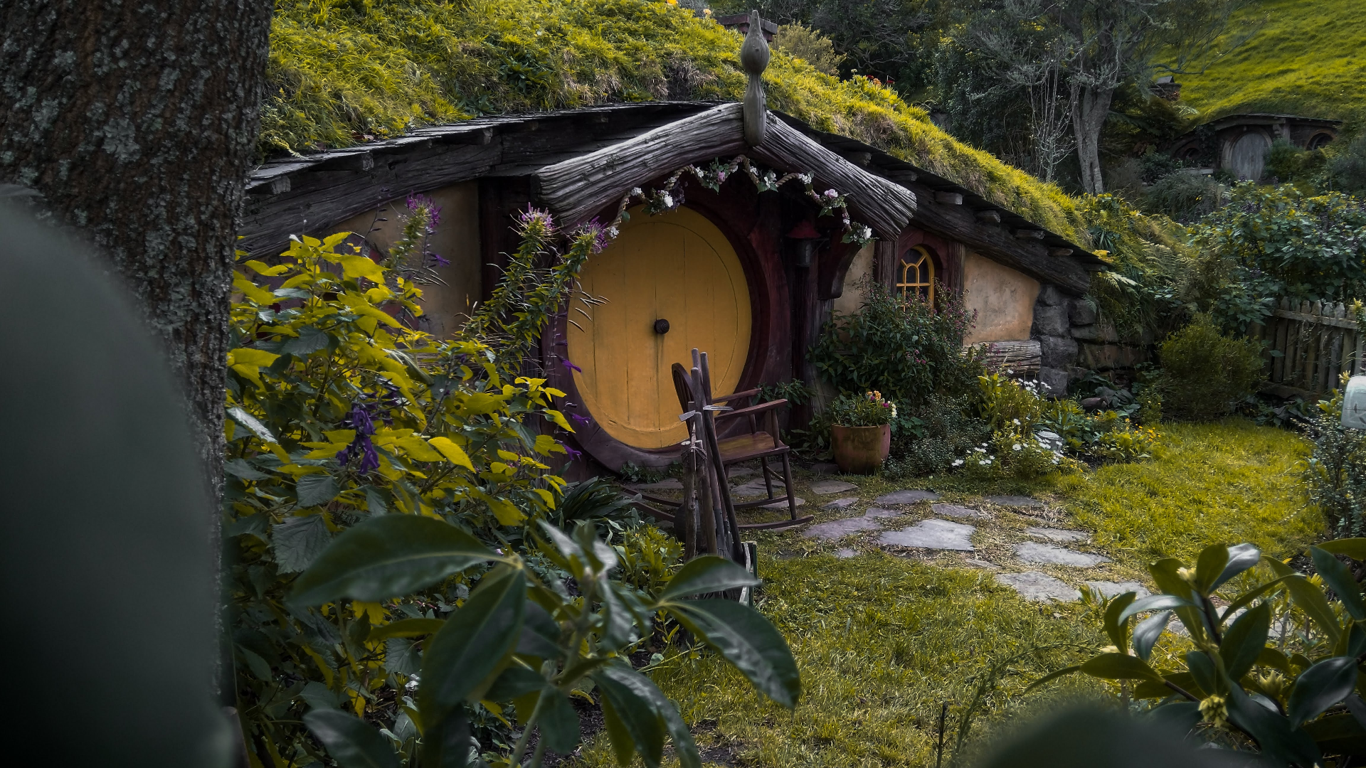 Hobbiton Bag End house with yellow round door and garden HD Wallpaper