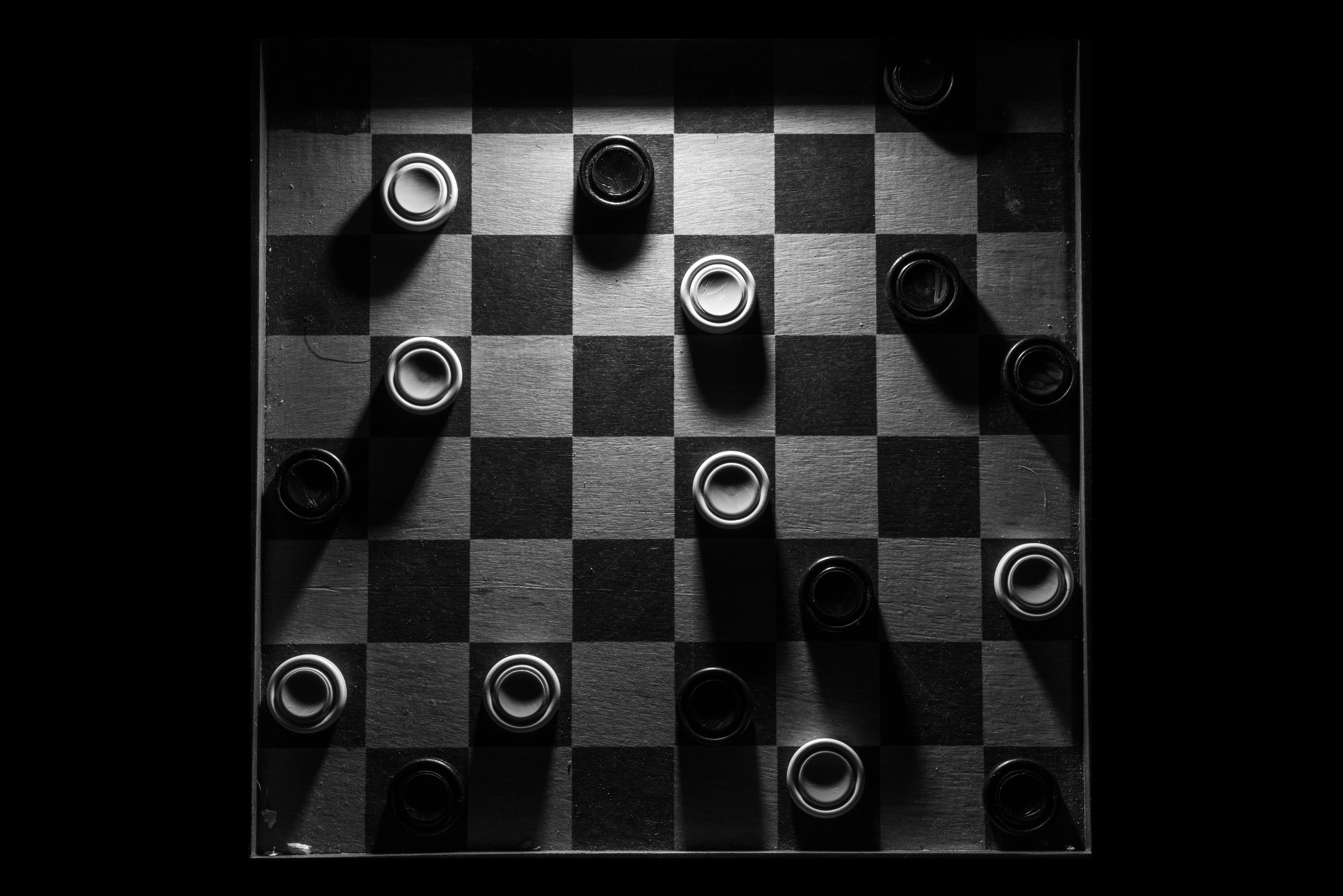 Checkerboard with black and white pieces HD Wallpaper