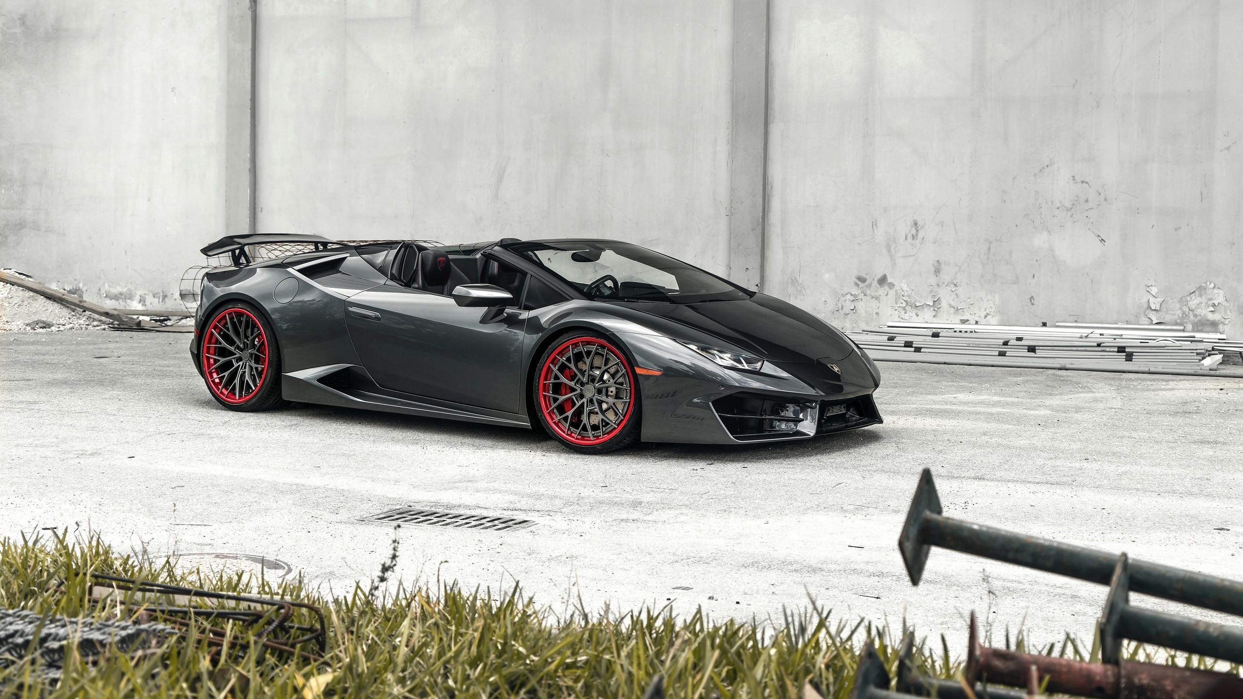 Dark gray Lamborghini Huracan convertible with red wheels HD Wallpaper