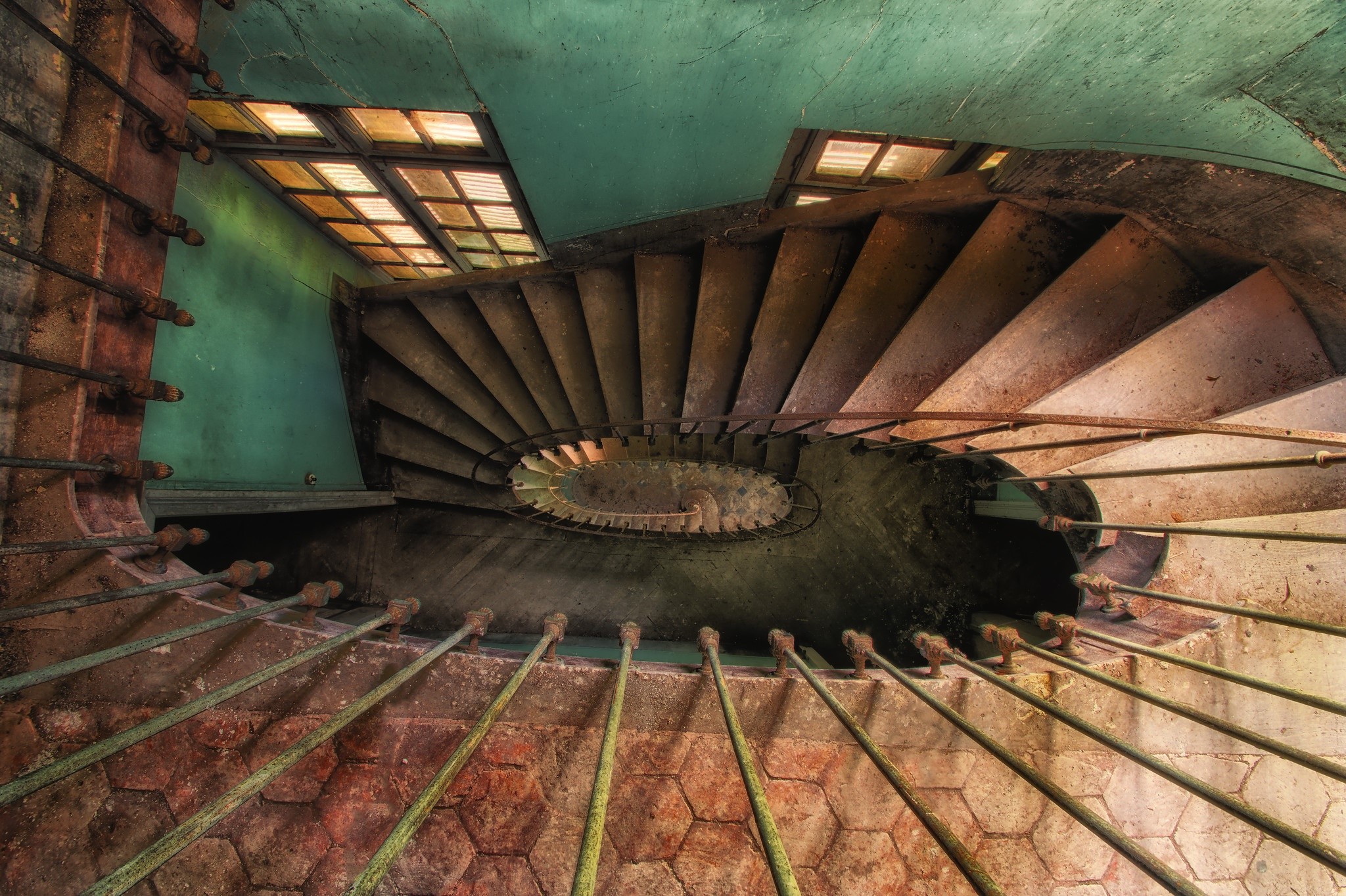 Spiral staircase in an abandoned building HD Wallpaper