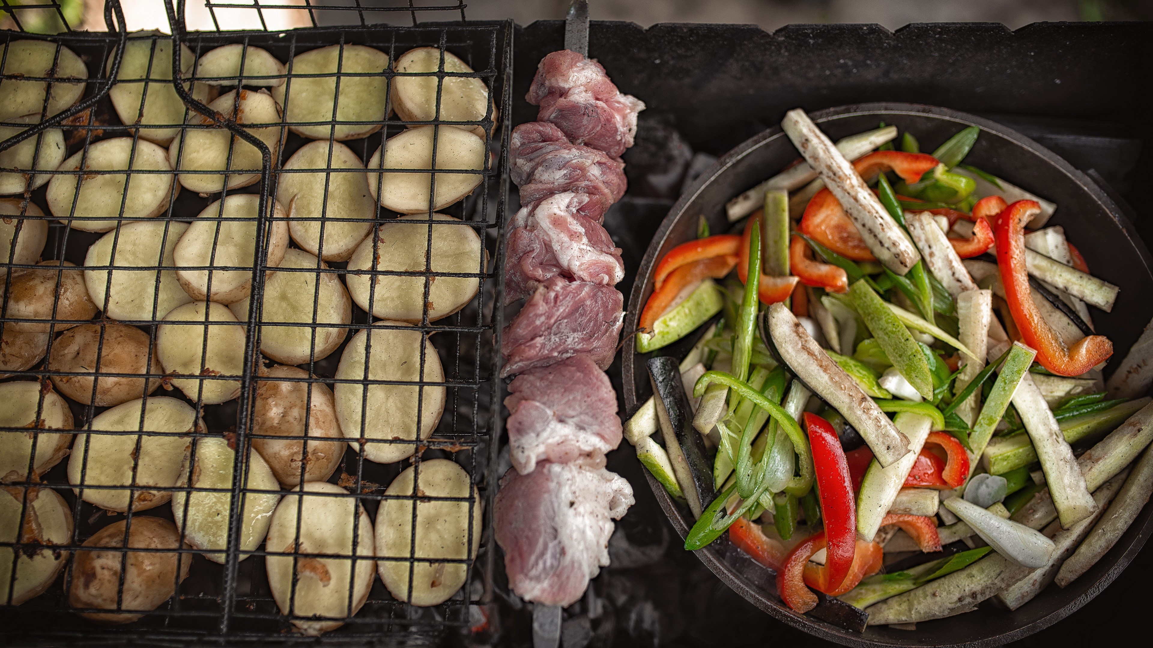 4K meat and vegetables on grill HD Wallpaper