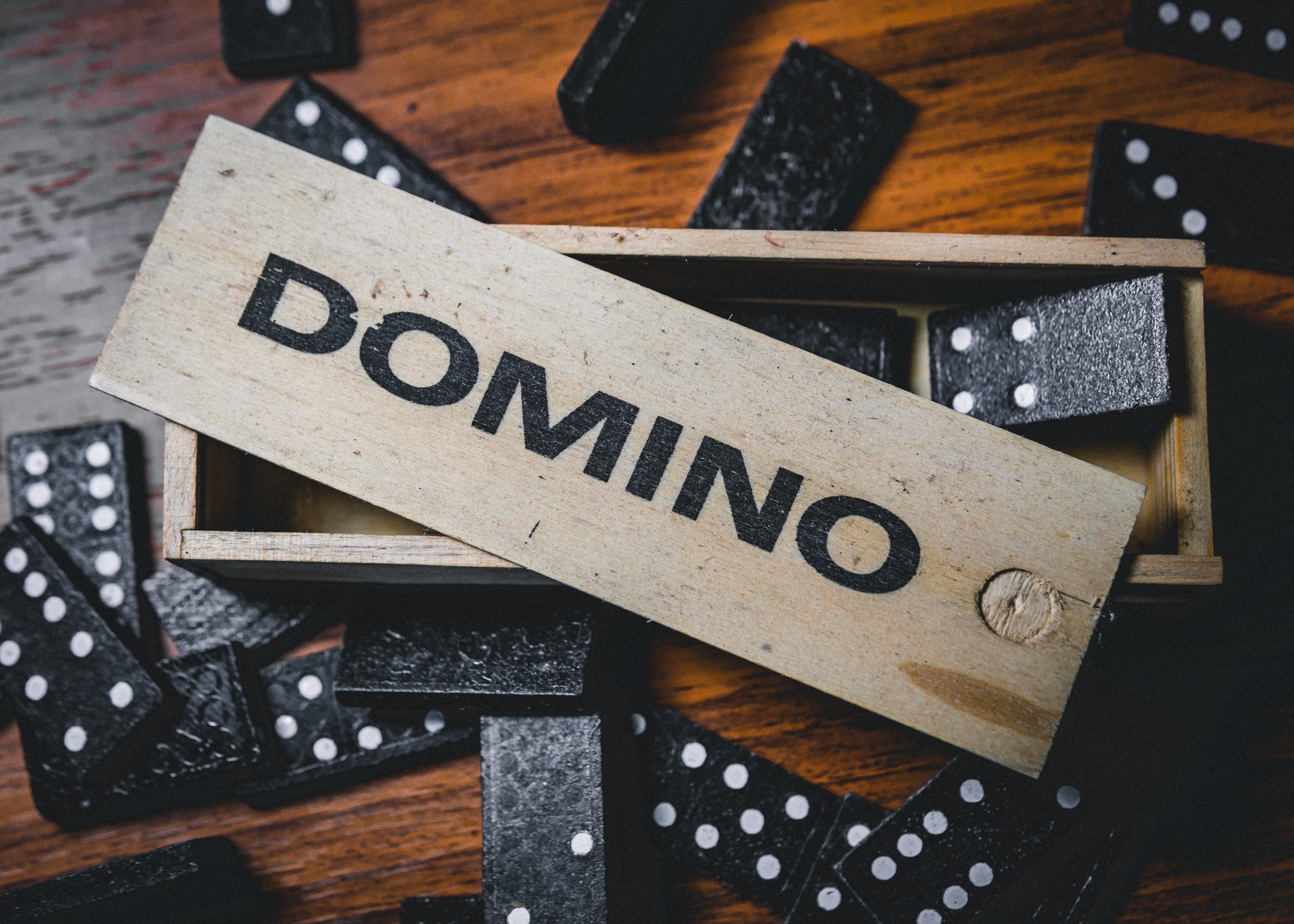 Dominoes in a wooden box HD Wallpaper