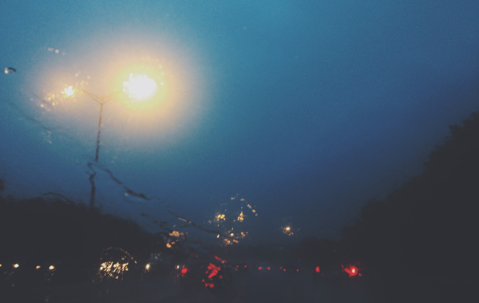 Streetlight through wet glass at night HD Wallpaper