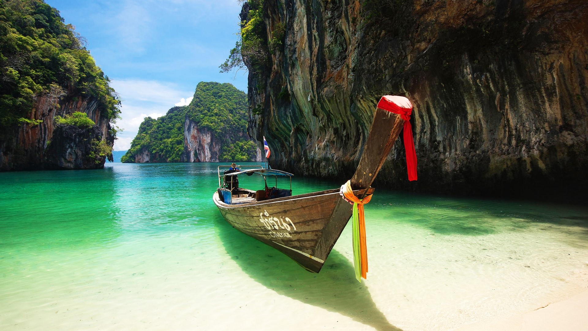 Longtail boat on a tropical beach in Thailand HD Wallpaper