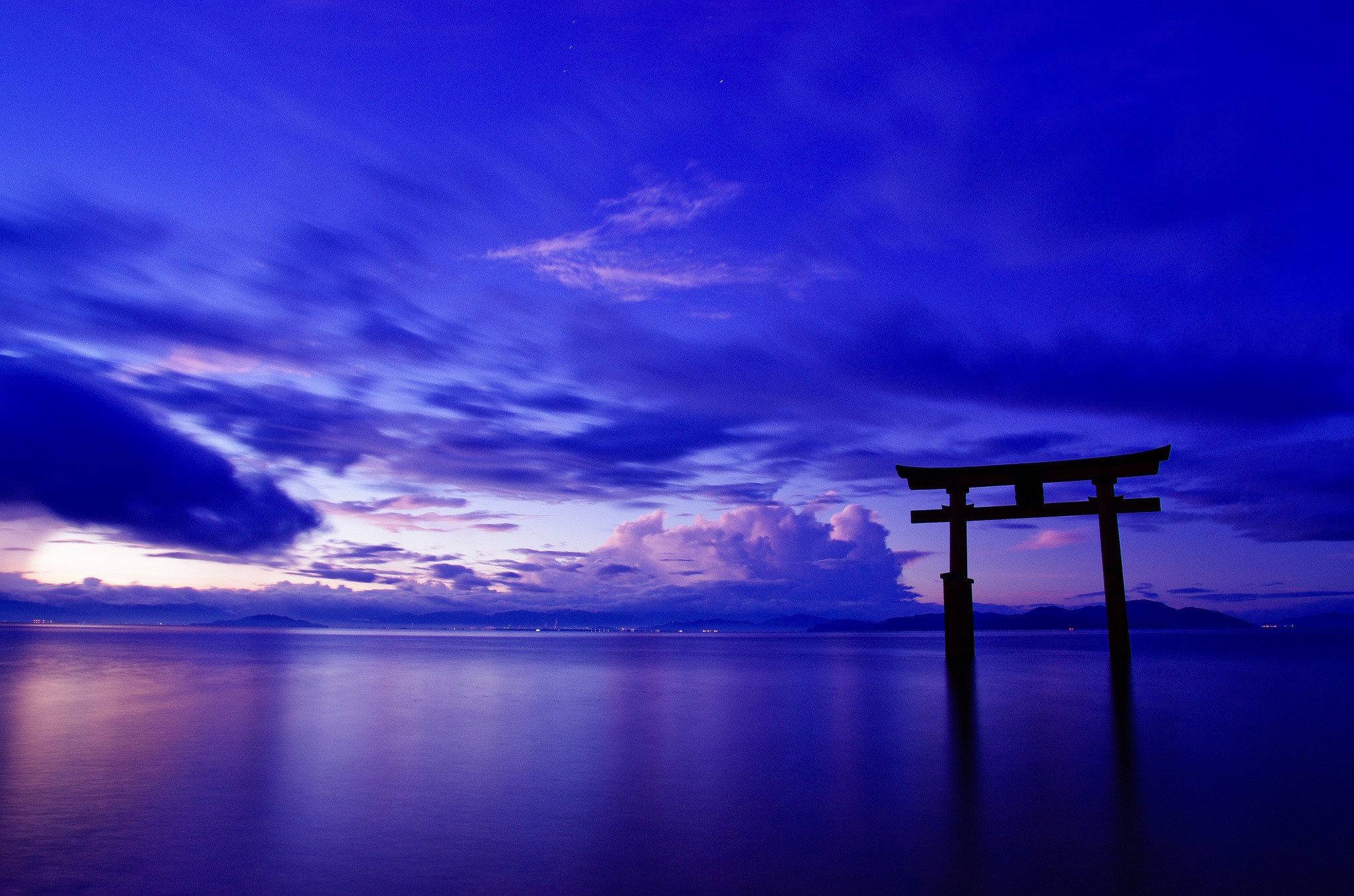 Torii gate in the sea at dusk HD Wallpaper