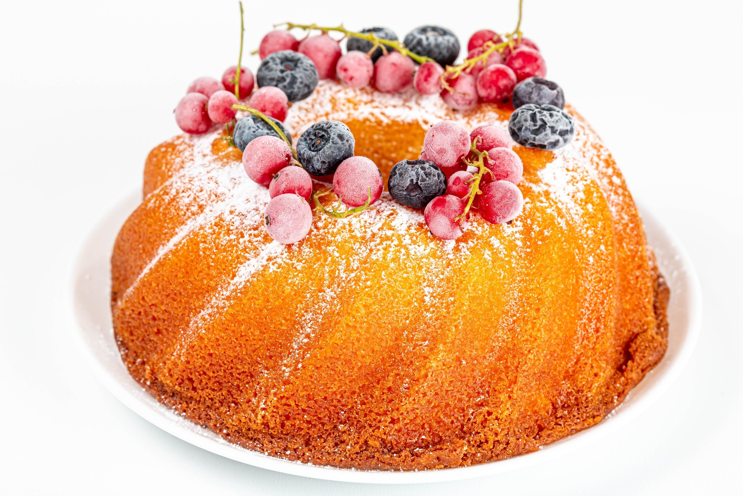 Bundt cake with powdered sugar and berries HD Wallpaper