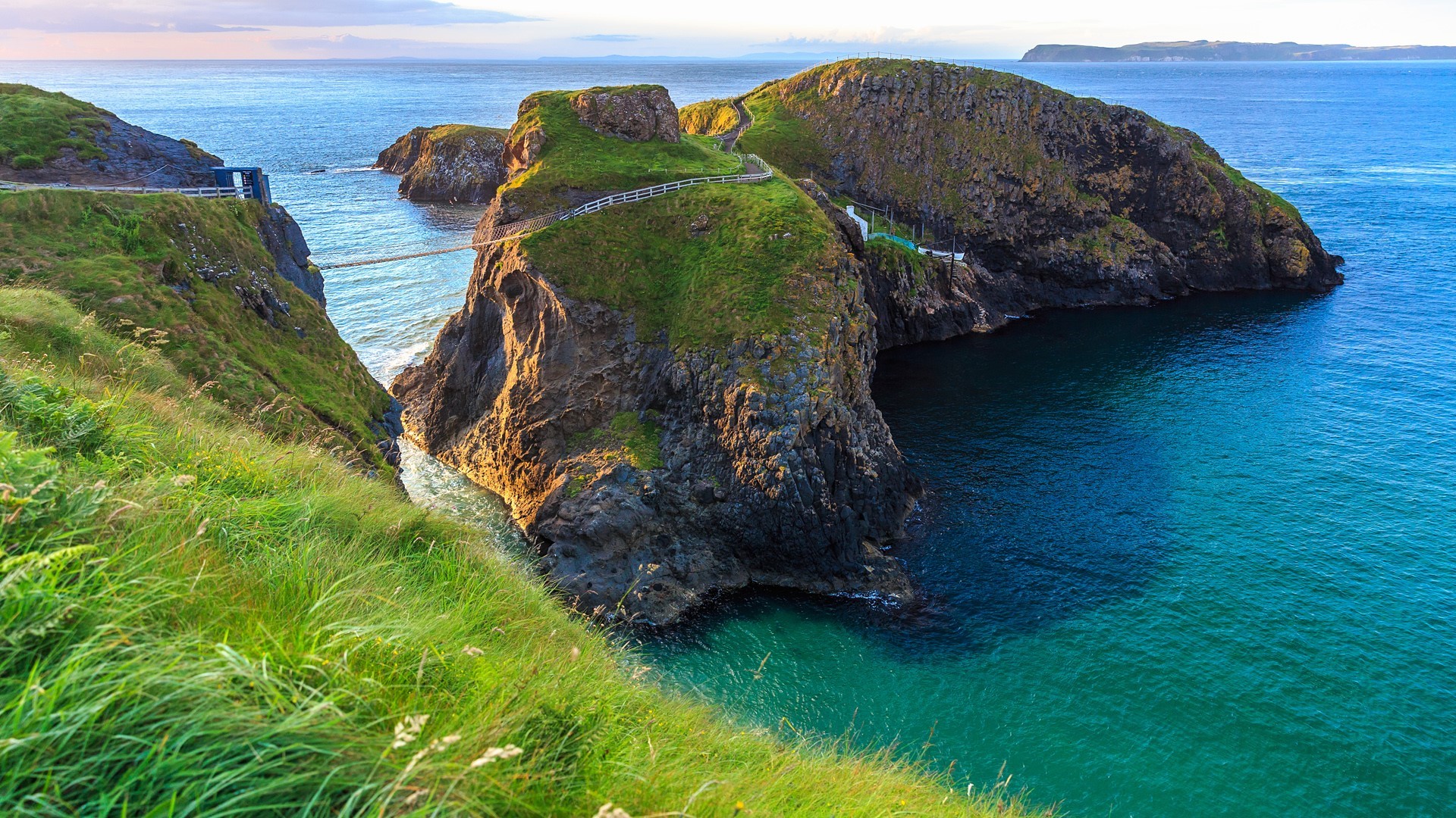 Carrick-a-Rede Rope Bridge, Northern Ireland HD Wallpaper