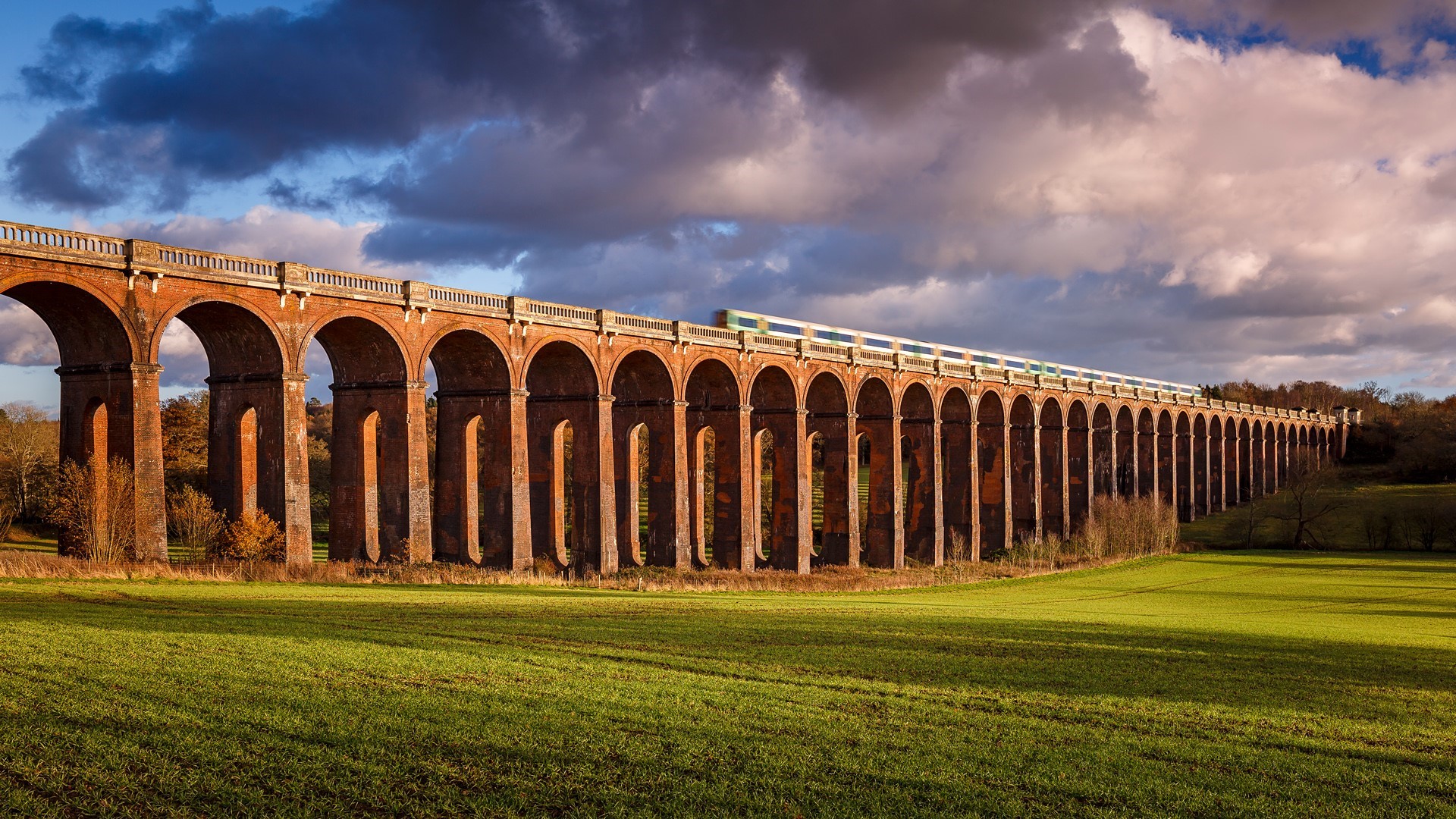 Ouse Valley Viaduct, Sussex, England with train HD Wallpaper
