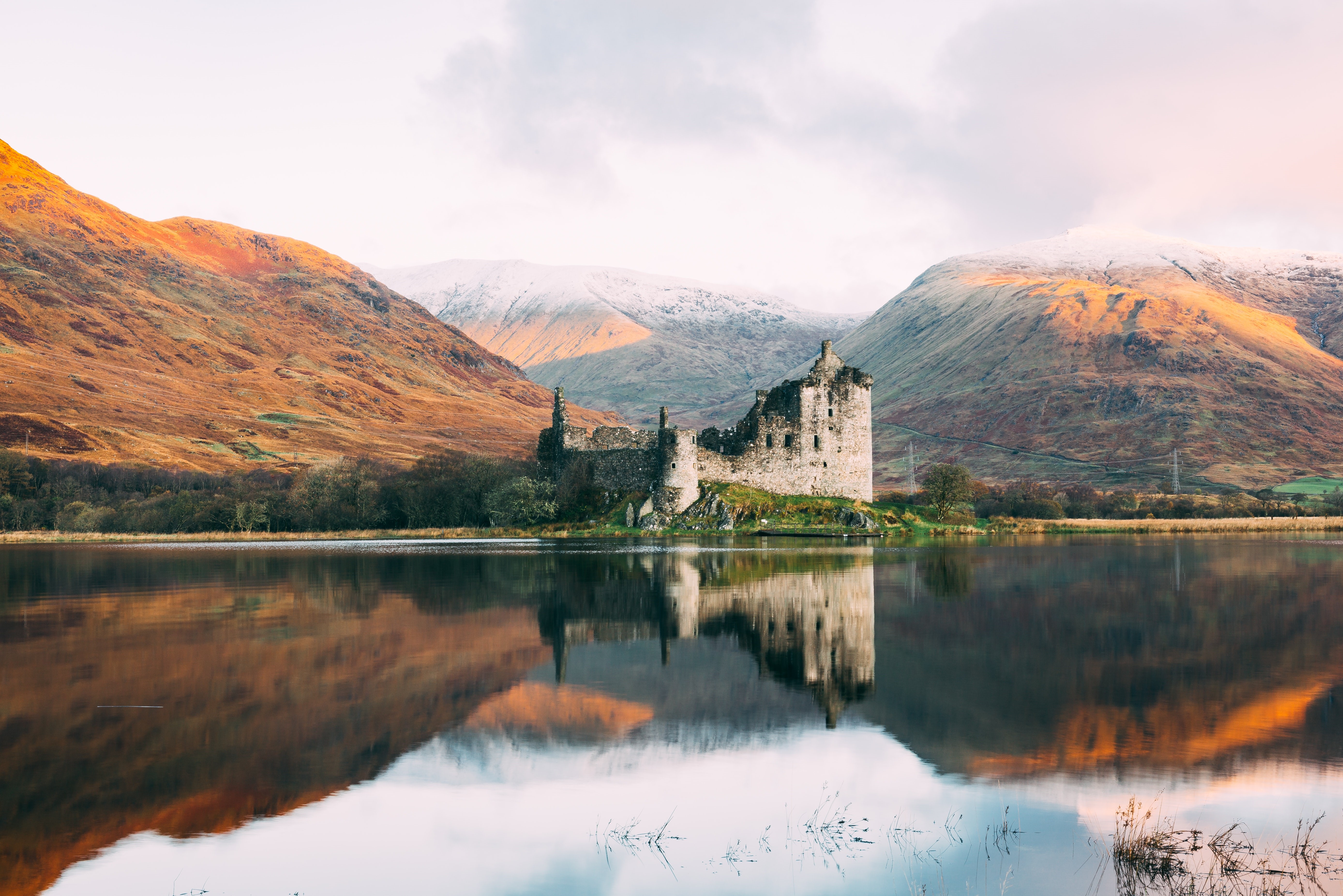 4K Kilchurn Castle ruins on a lake in Scotland HD Wallpaper