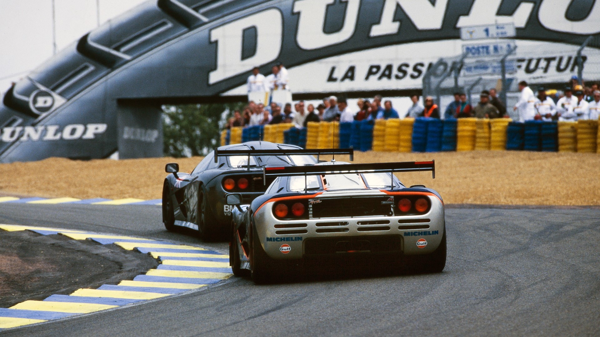 McLaren F1 GTR race cars at Le Mans HD Wallpaper