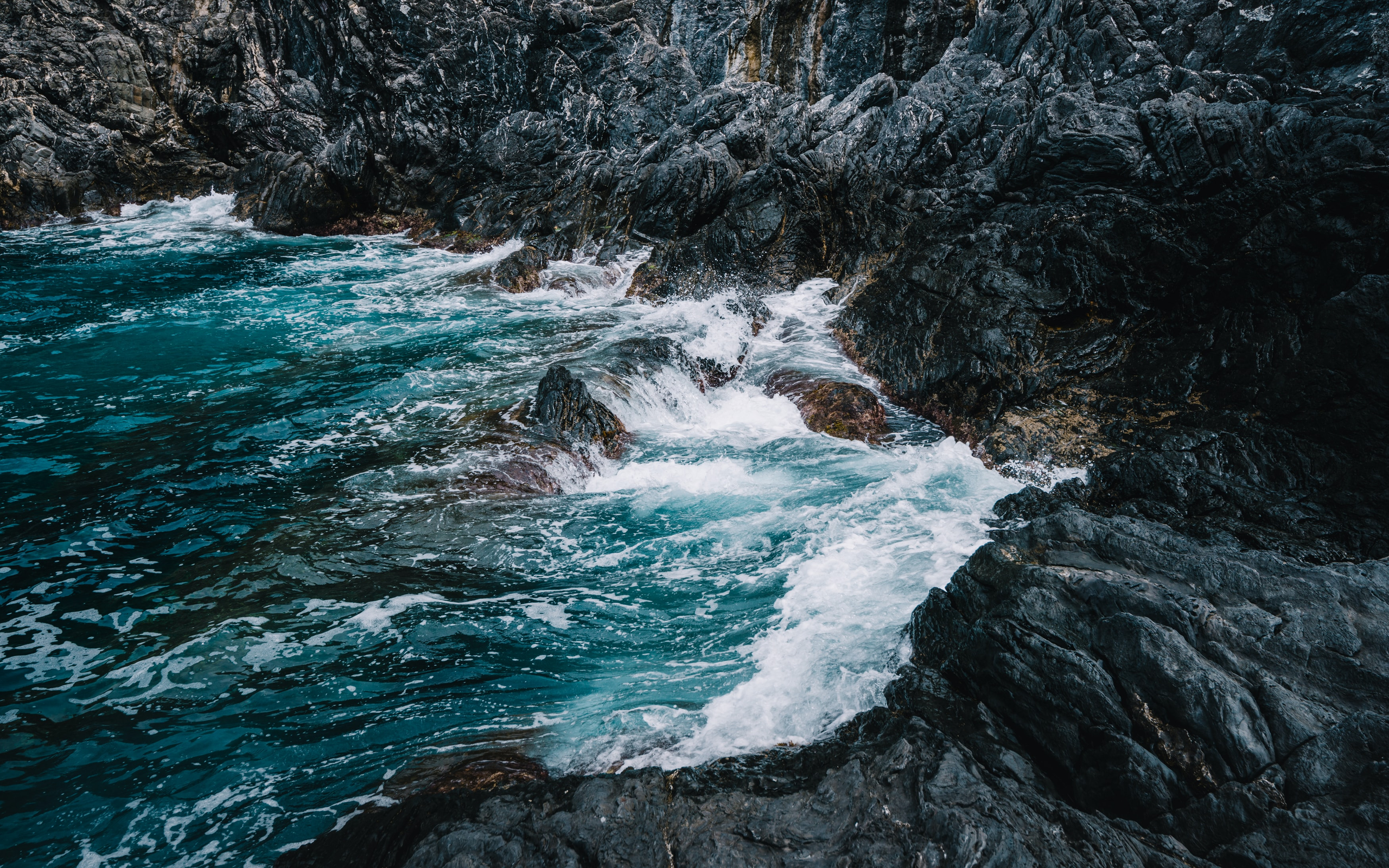 Waves crashing on rocky shore of the Mediterranean Sea HD Wallpaper