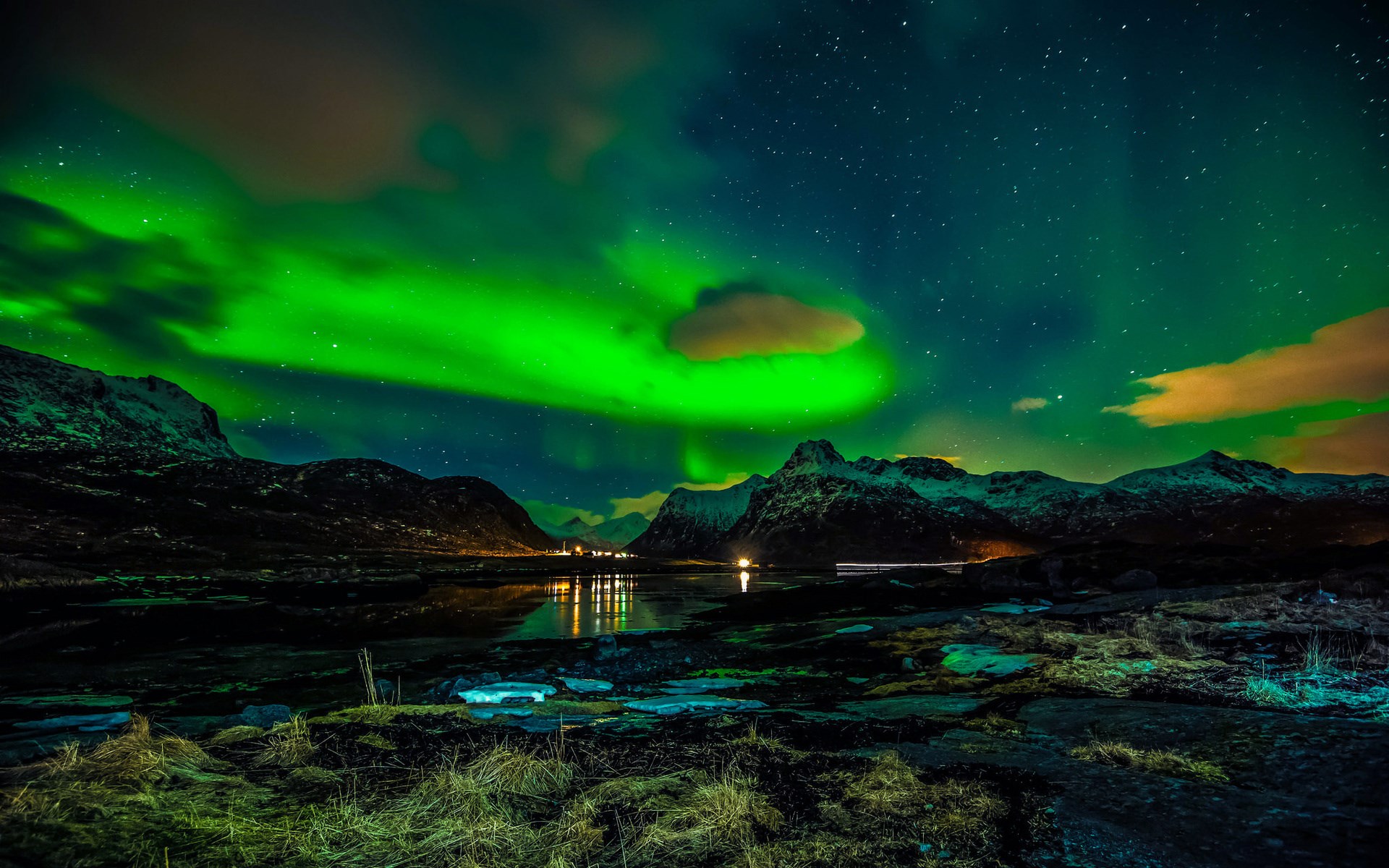 Aurora Borealis over mountains and a lake HD Wallpaper
