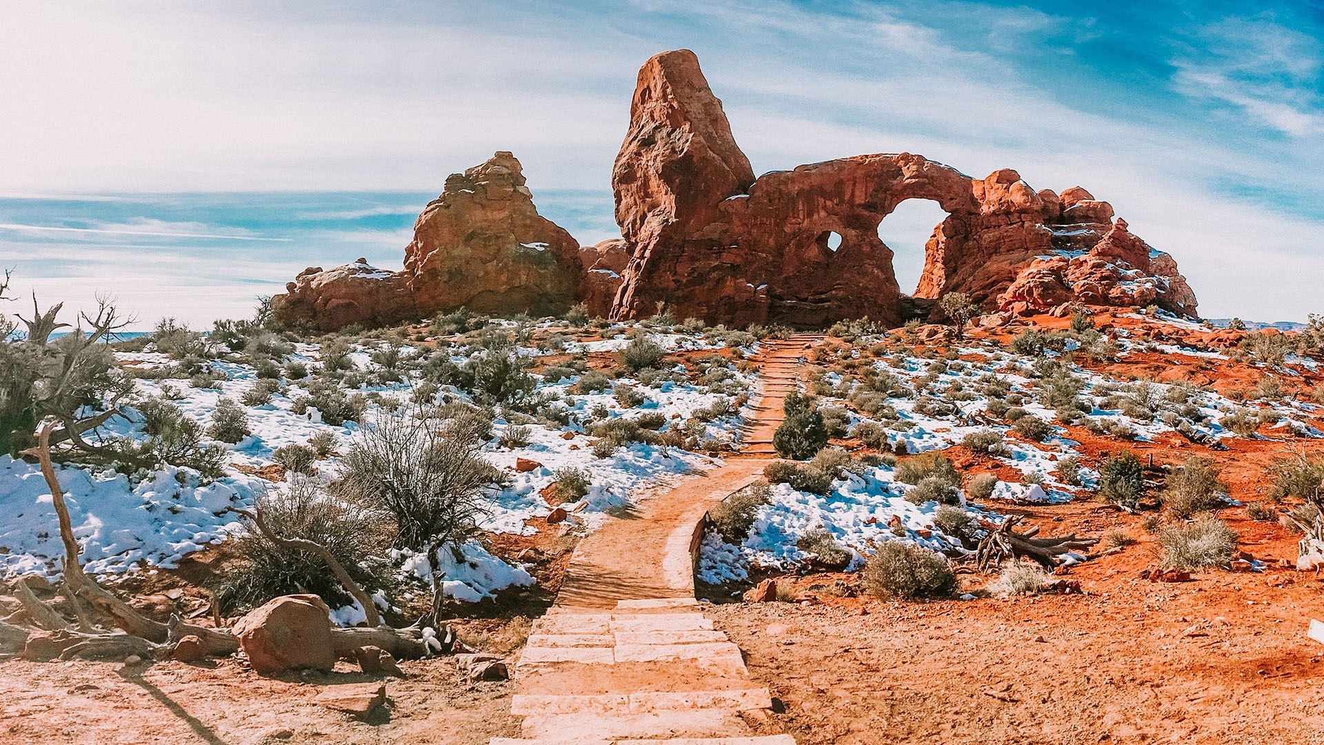 Turret Arch in Arches National Park with snow HD Wallpaper
