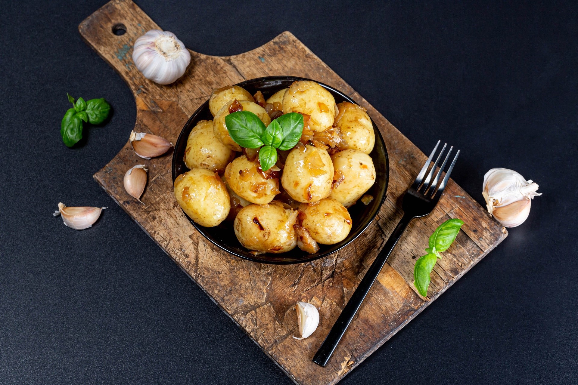 Roasted Potatoes with Garlic and Basil HD Wallpaper