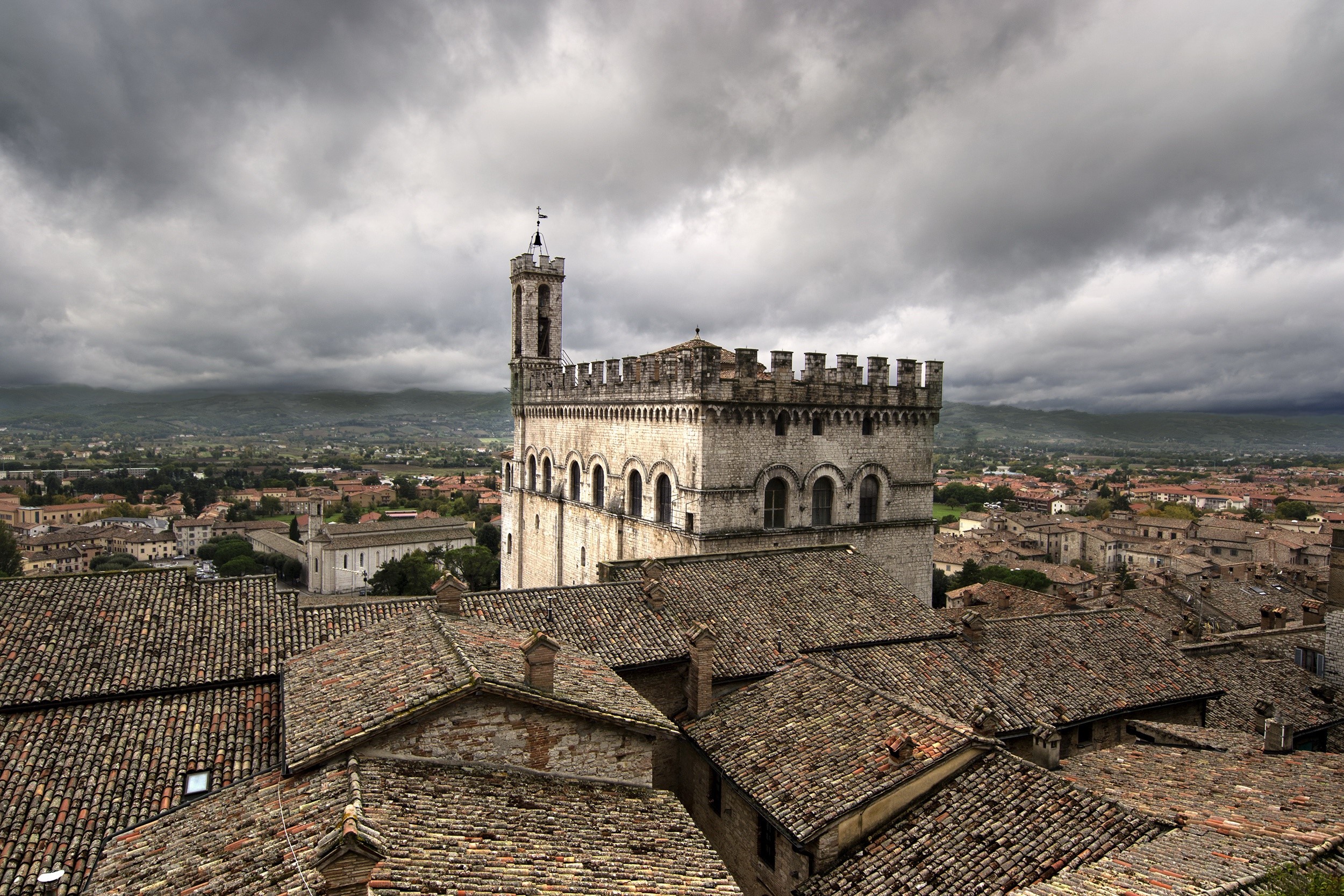 Gubbio, Italy rooftops and Palazzo dei Consoli HD Wallpaper