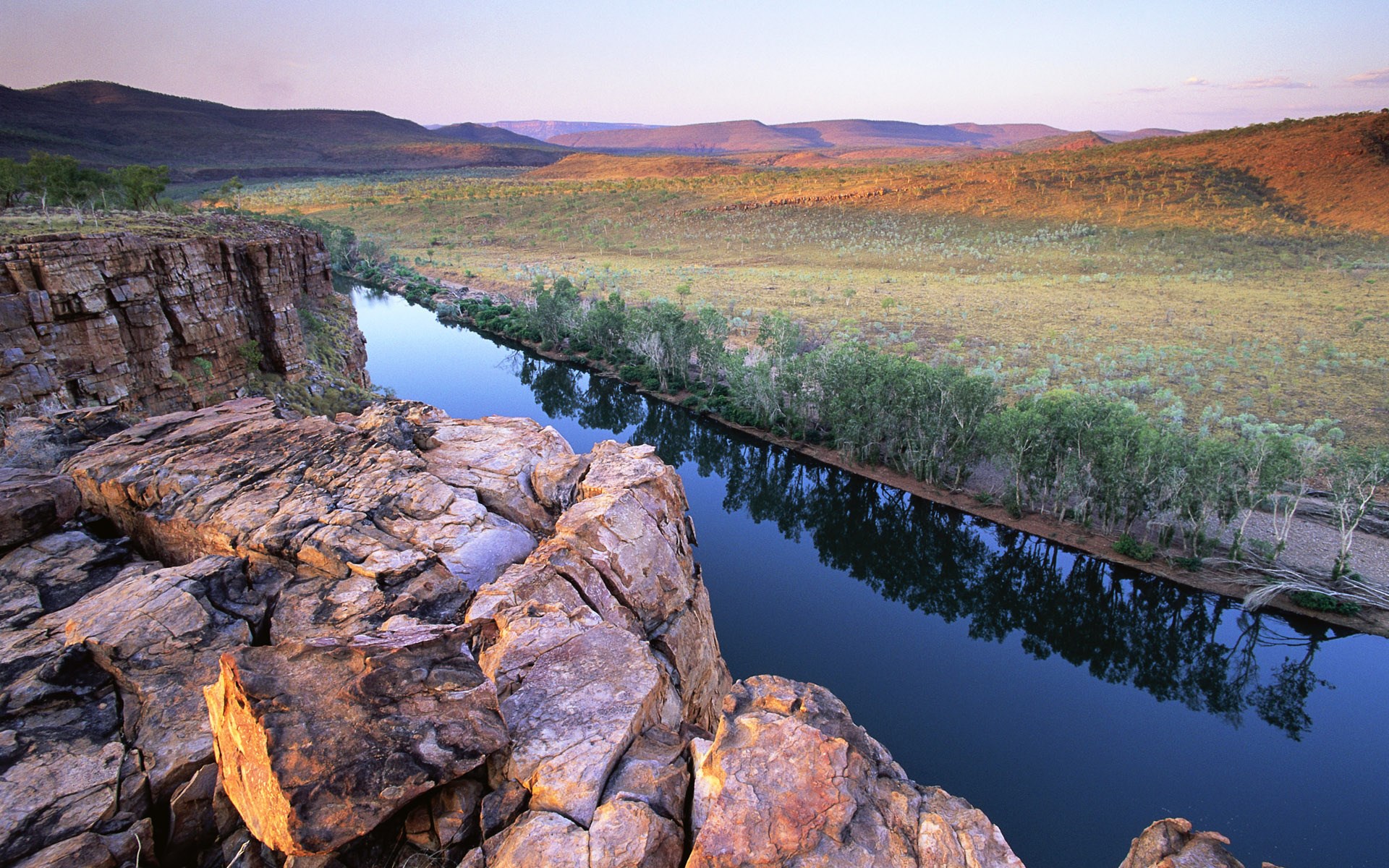 Rocky cliff overlooking a river and savanna HD Wallpaper