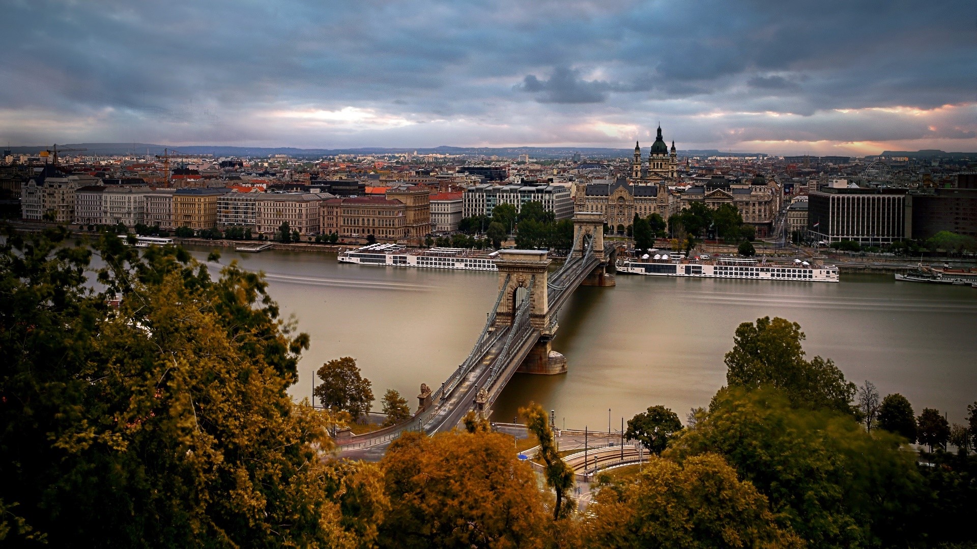 Chain Bridge over Danube River in Budapest, Hungary HD Wallpaper