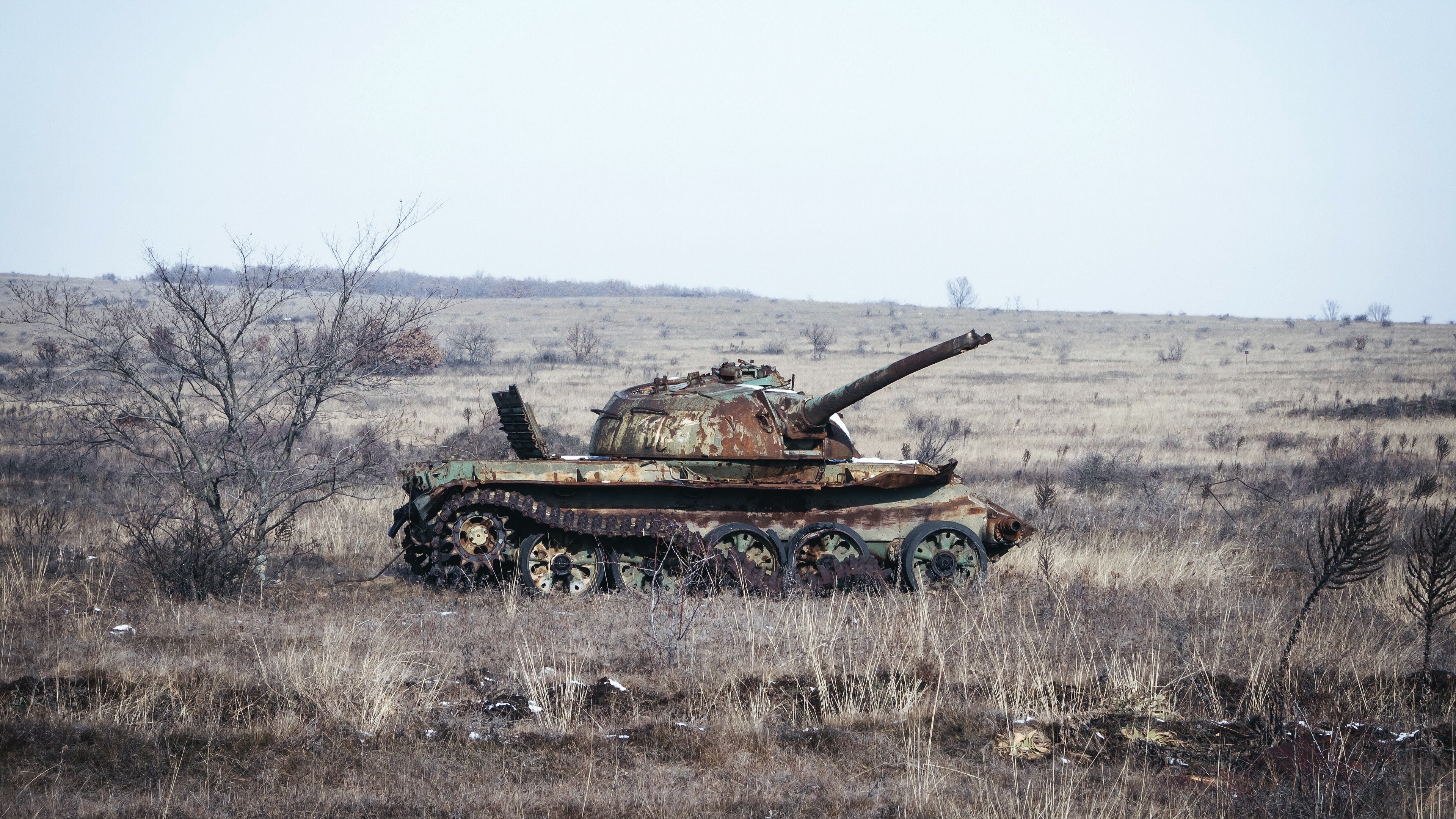 4K Rusted Military Tank in a Field HD Wallpaper