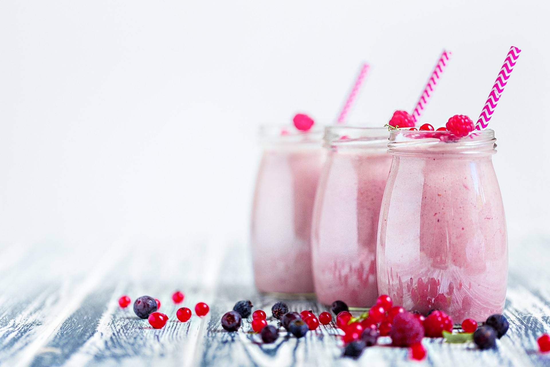 Berry Smoothies in Glass Jars with Straws and Berries HD Wallpaper