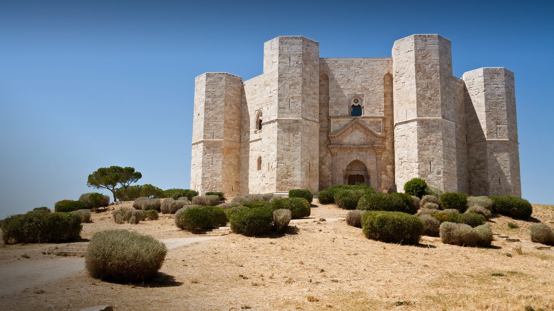 Castel del Monte castle in Apulia, Italy HD Wallpaper