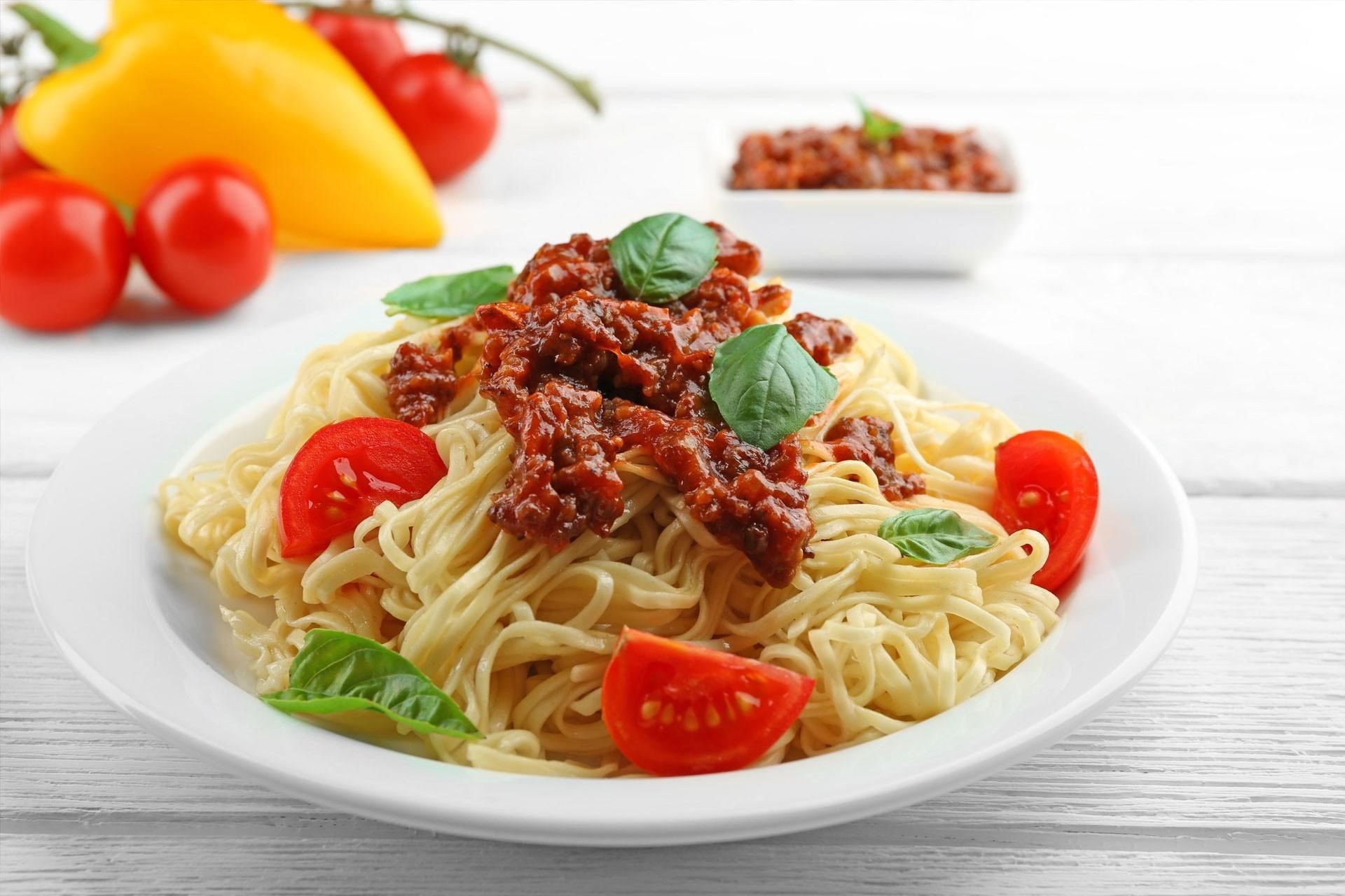 Spaghetti with meat sauce, tomatoes, basil, and bell pepper HD Wallpaper