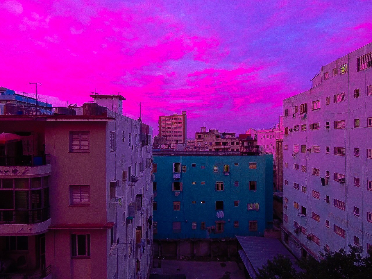 Pink and purple sky over city buildings HD Wallpaper
