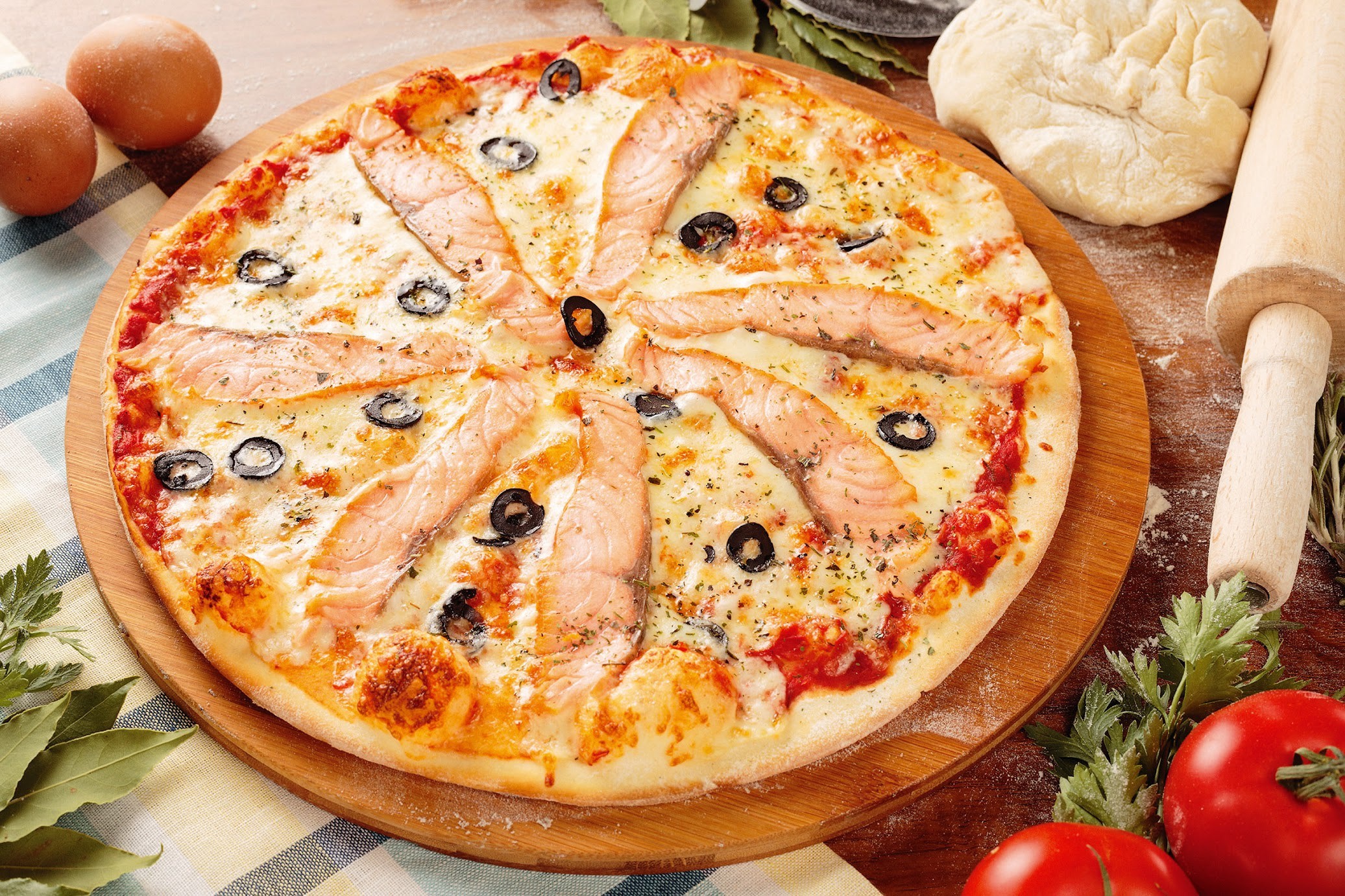 Salmon and olive pizza with fresh ingredients HD Wallpaper