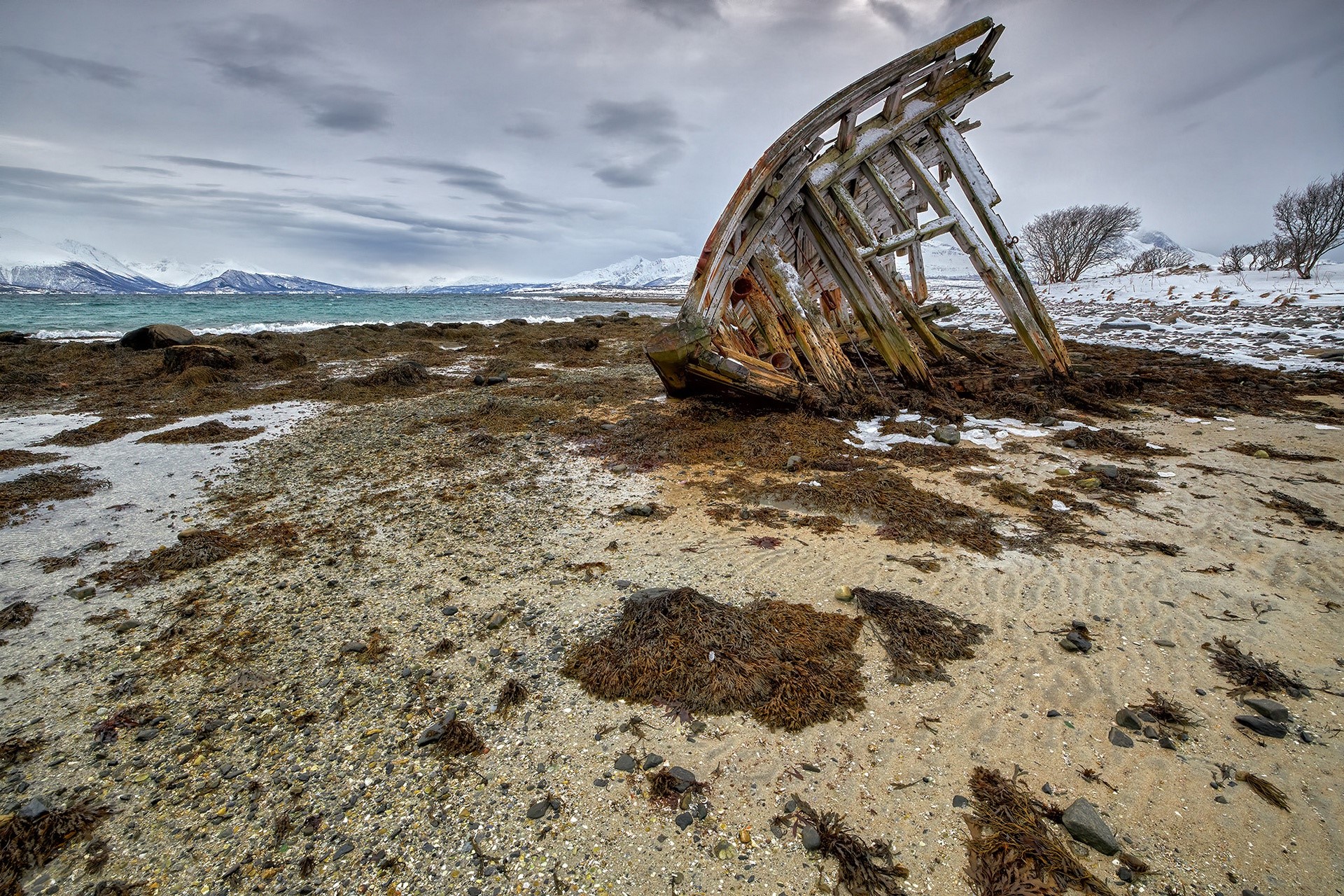 Shipwreck on a beach in Norway HD Wallpaper