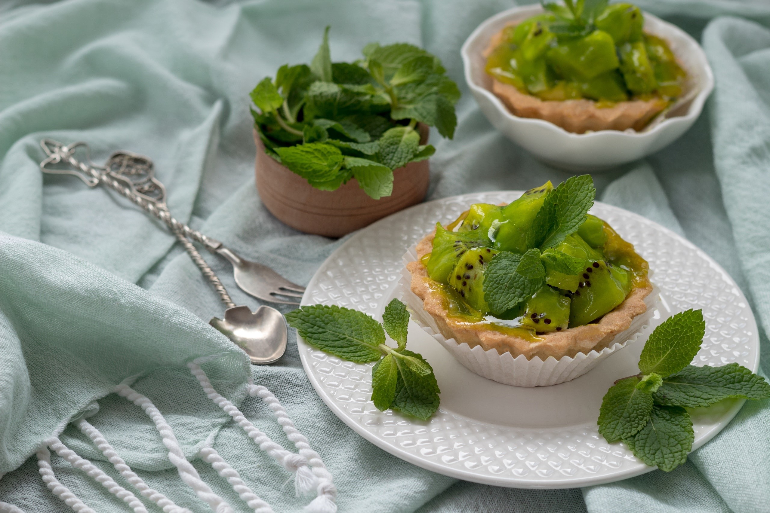 Kiwi tarts with mint and vintage cutlery HD Wallpaper