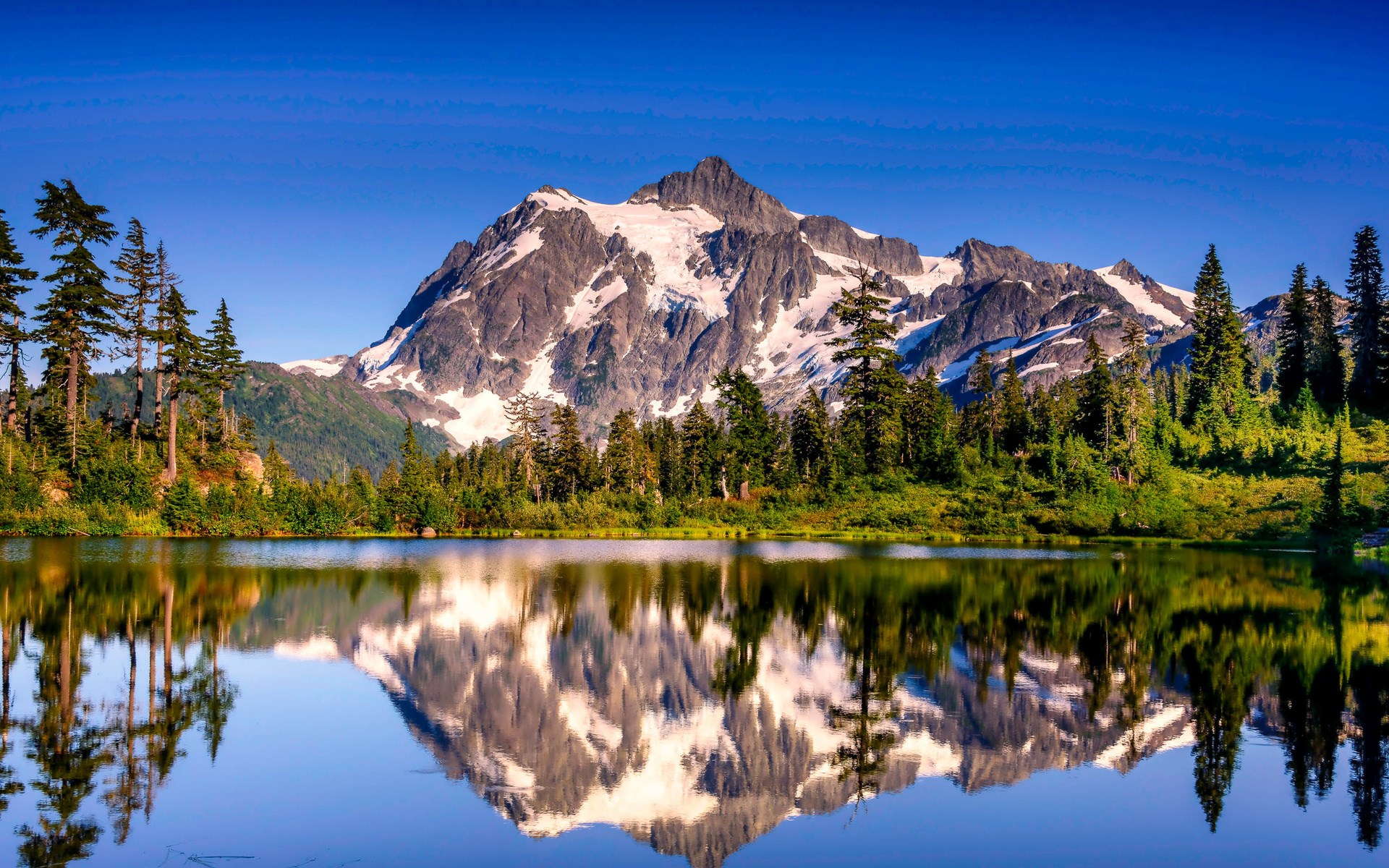 Mount Shuksan reflected in a lake HD Wallpaper
