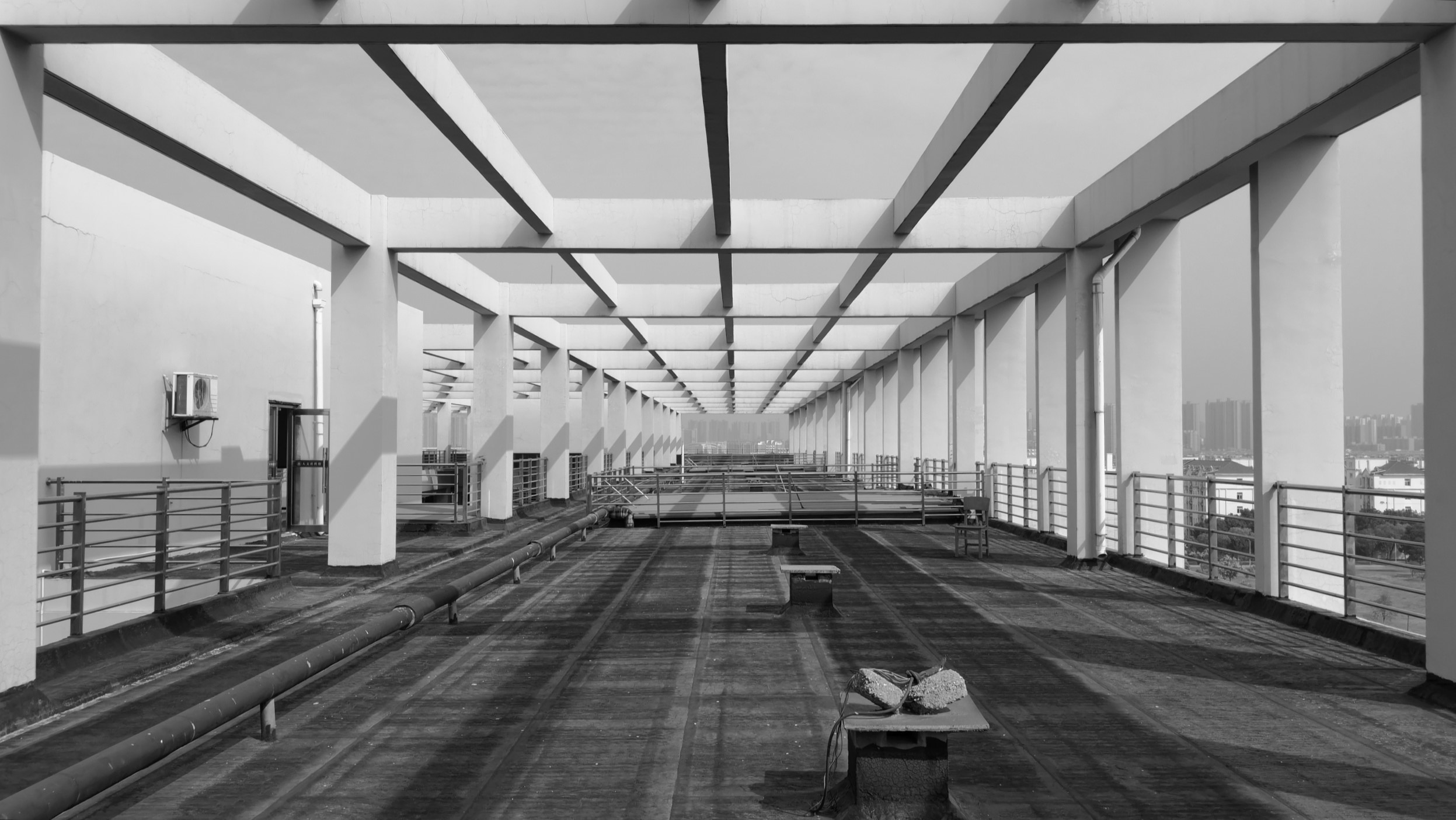Wuhan, China, Huazhong Agricultural University rooftop walkway HD Wallpaper
