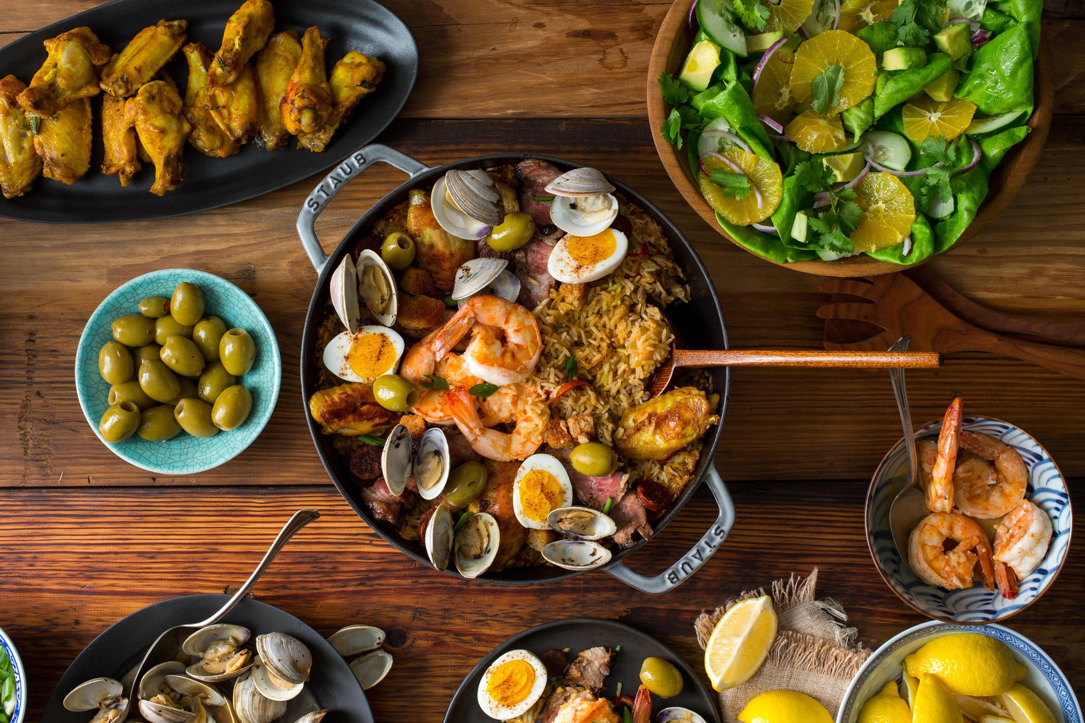 Paella with shrimp, chicken, olives, and eggs HD Wallpaper