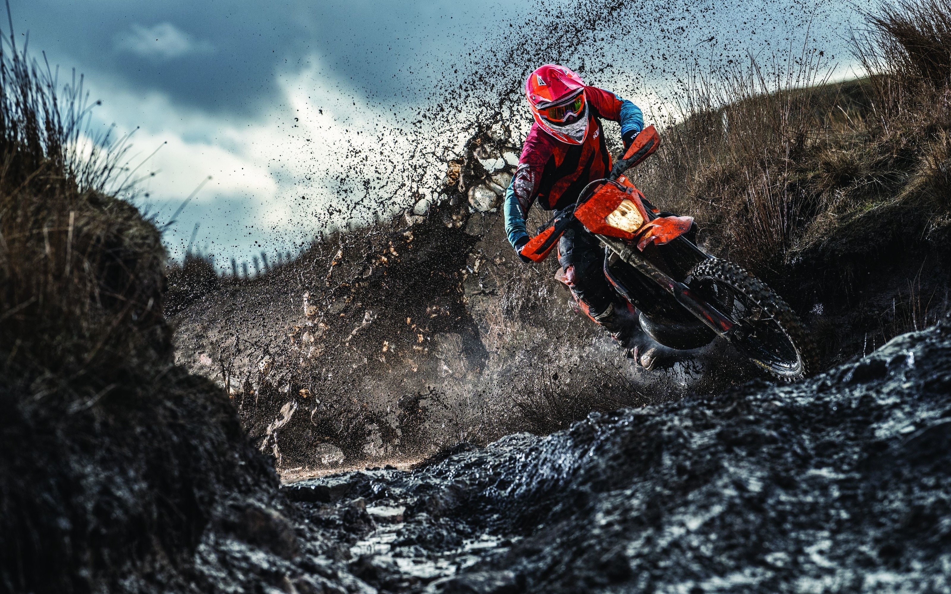 Motocross rider splashing through mud HD Wallpaper