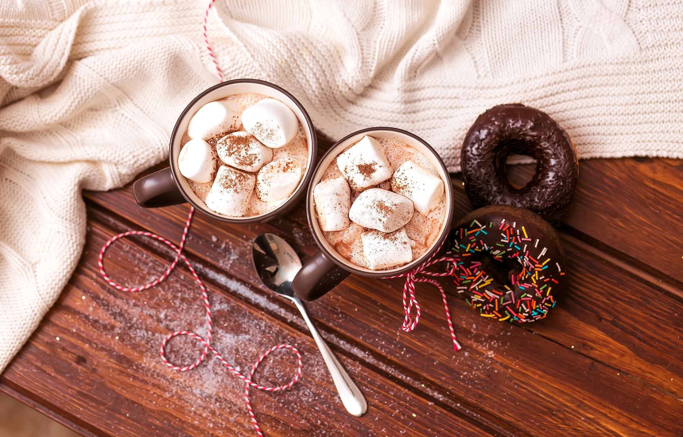 Two cups of hot chocolate with marshmallows and donuts HD Wallpaper