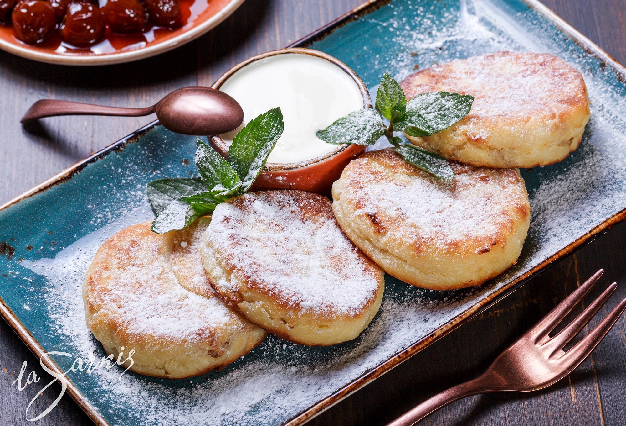 Syrniki with sour cream and jam HD Wallpaper