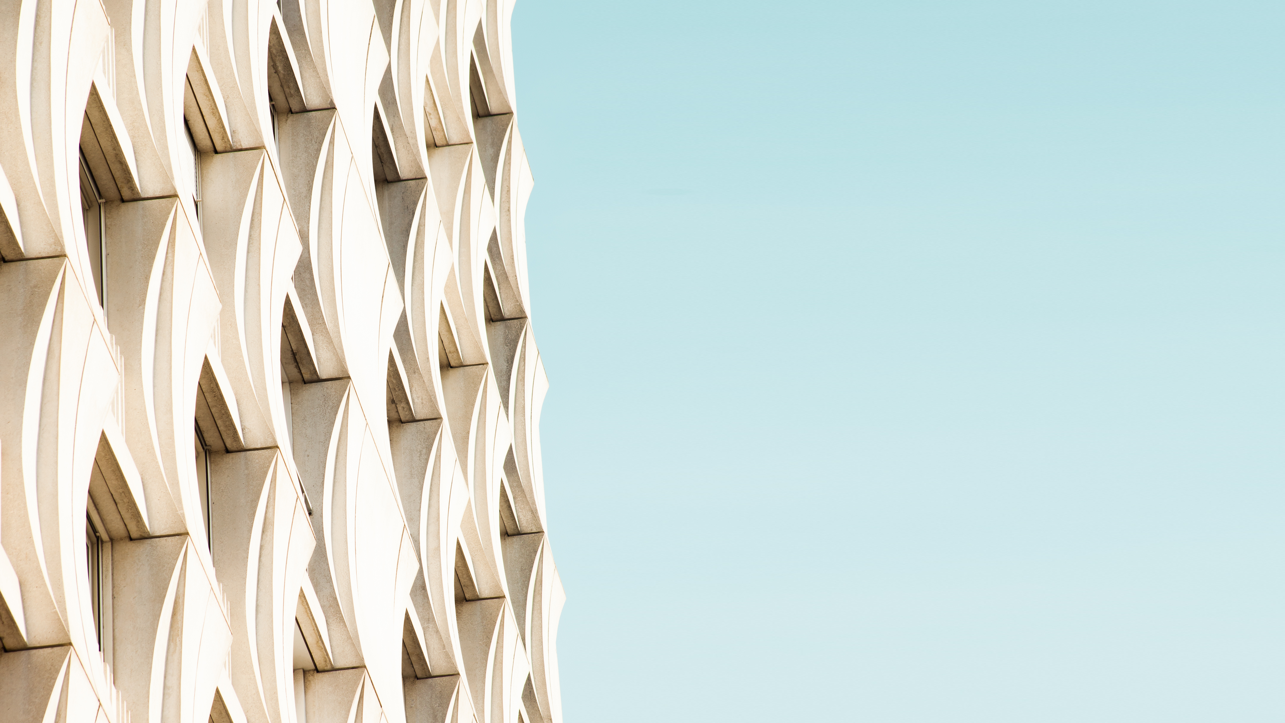 4K building facade by Matthieu Venot HD Wallpaper
