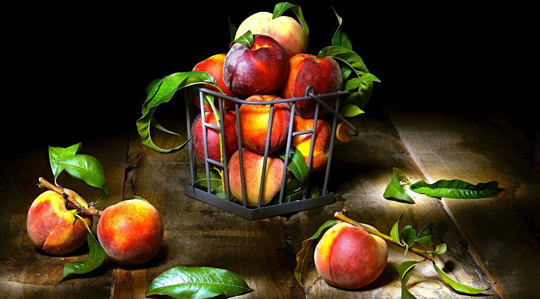 Peaches in a basket with leaves HD Wallpaper
