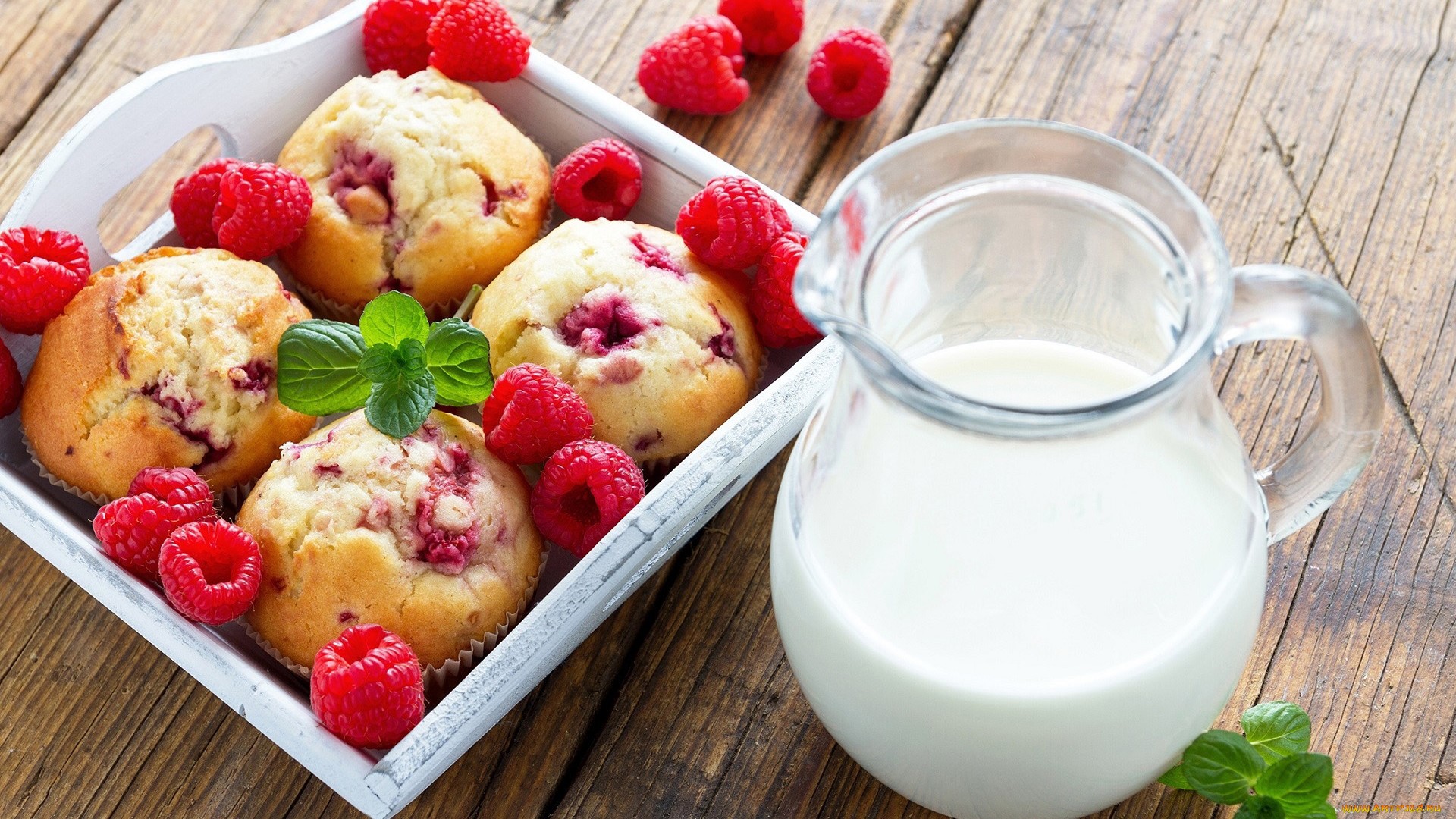 Raspberry muffins with milk and mint HD Wallpaper