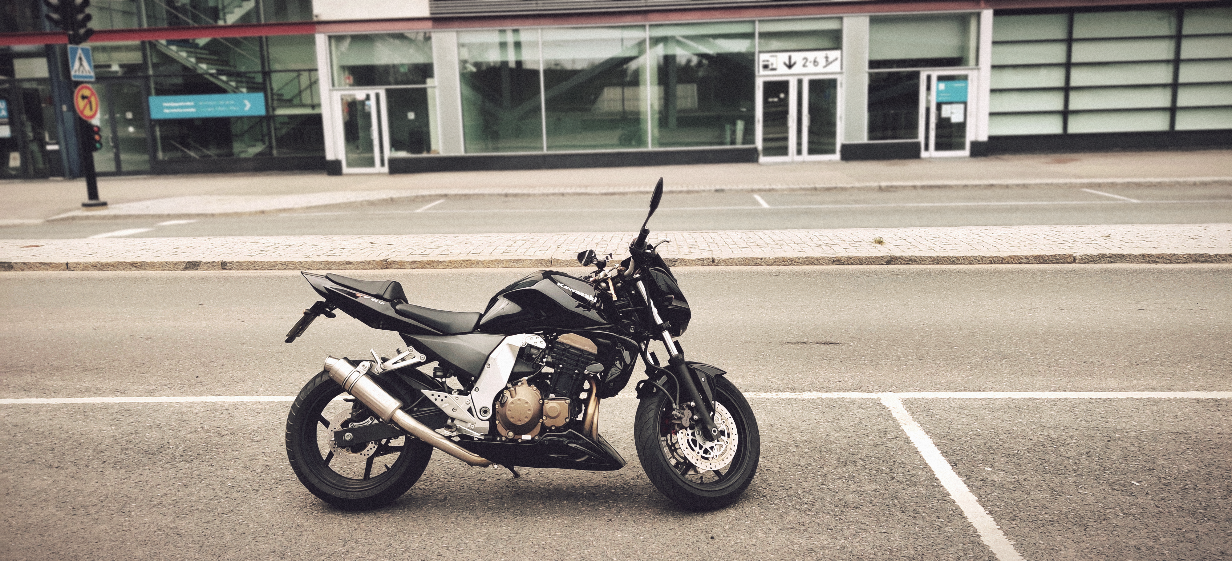 4K Kawasaki Z750 motorcycle parked on a street HD Wallpaper