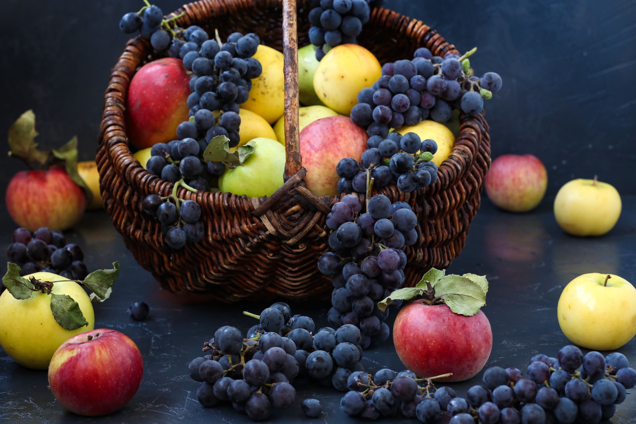 Still life of grapes and apples in a basket HD Wallpaper