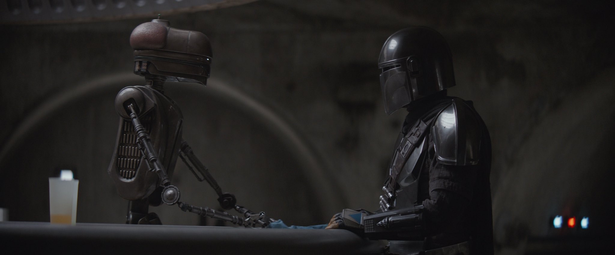 The Mandalorian and IG-11 in Mos Eisley Cantina HD Wallpaper