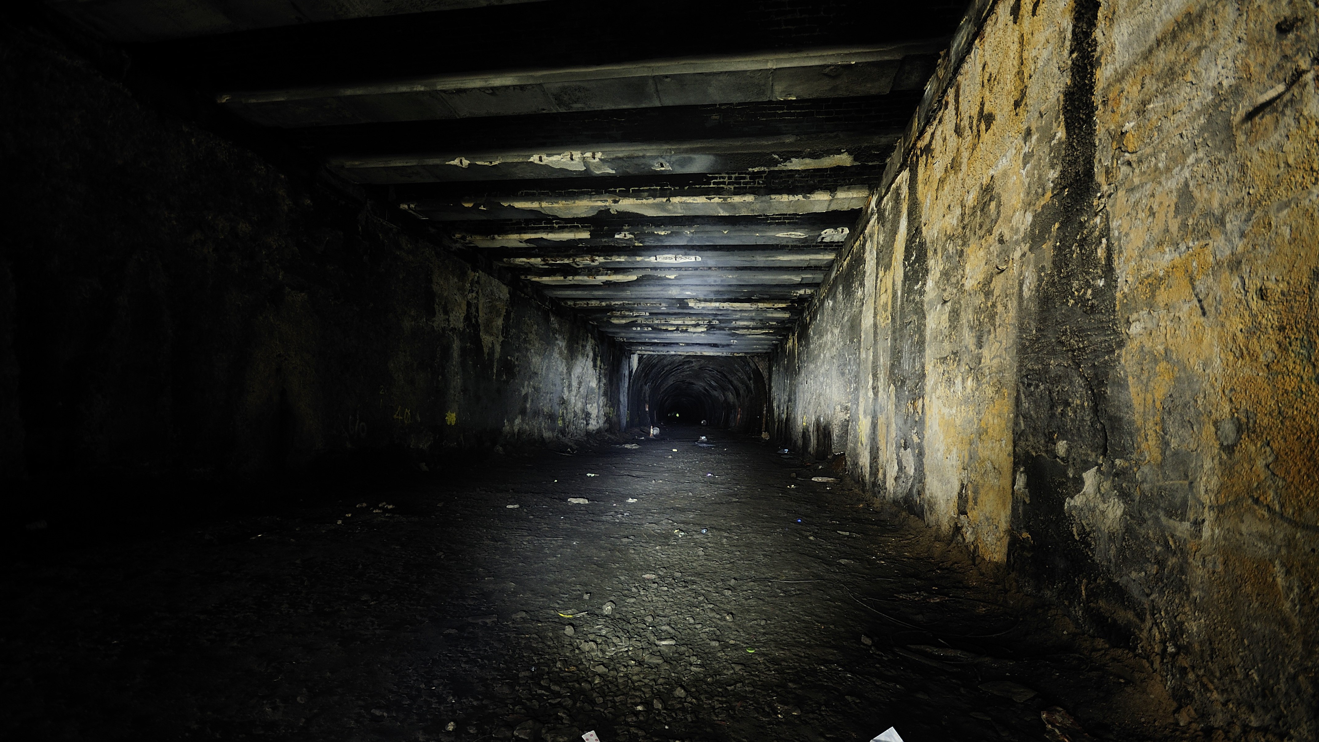 Abandoned underground tunnel HD Wallpaper