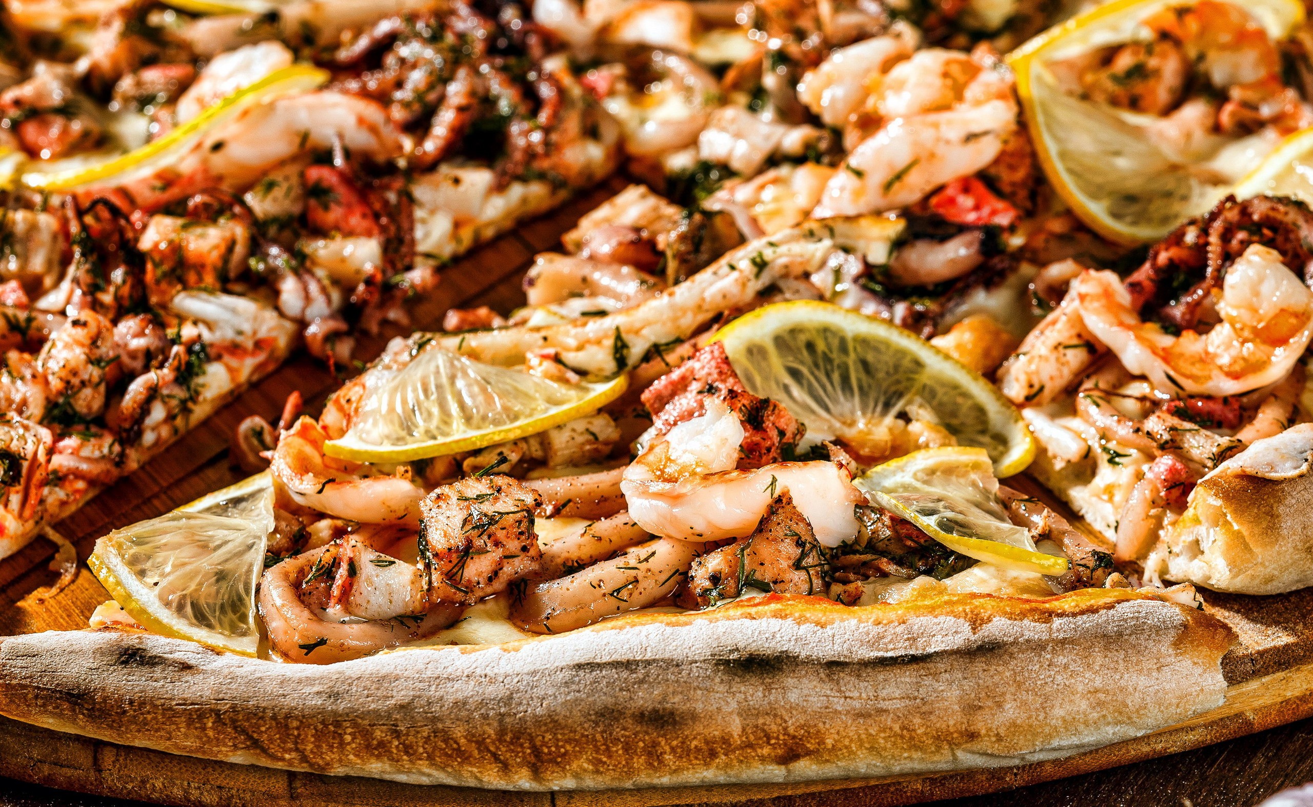 Seafood pizza with lemon slices and herbs HD Wallpaper