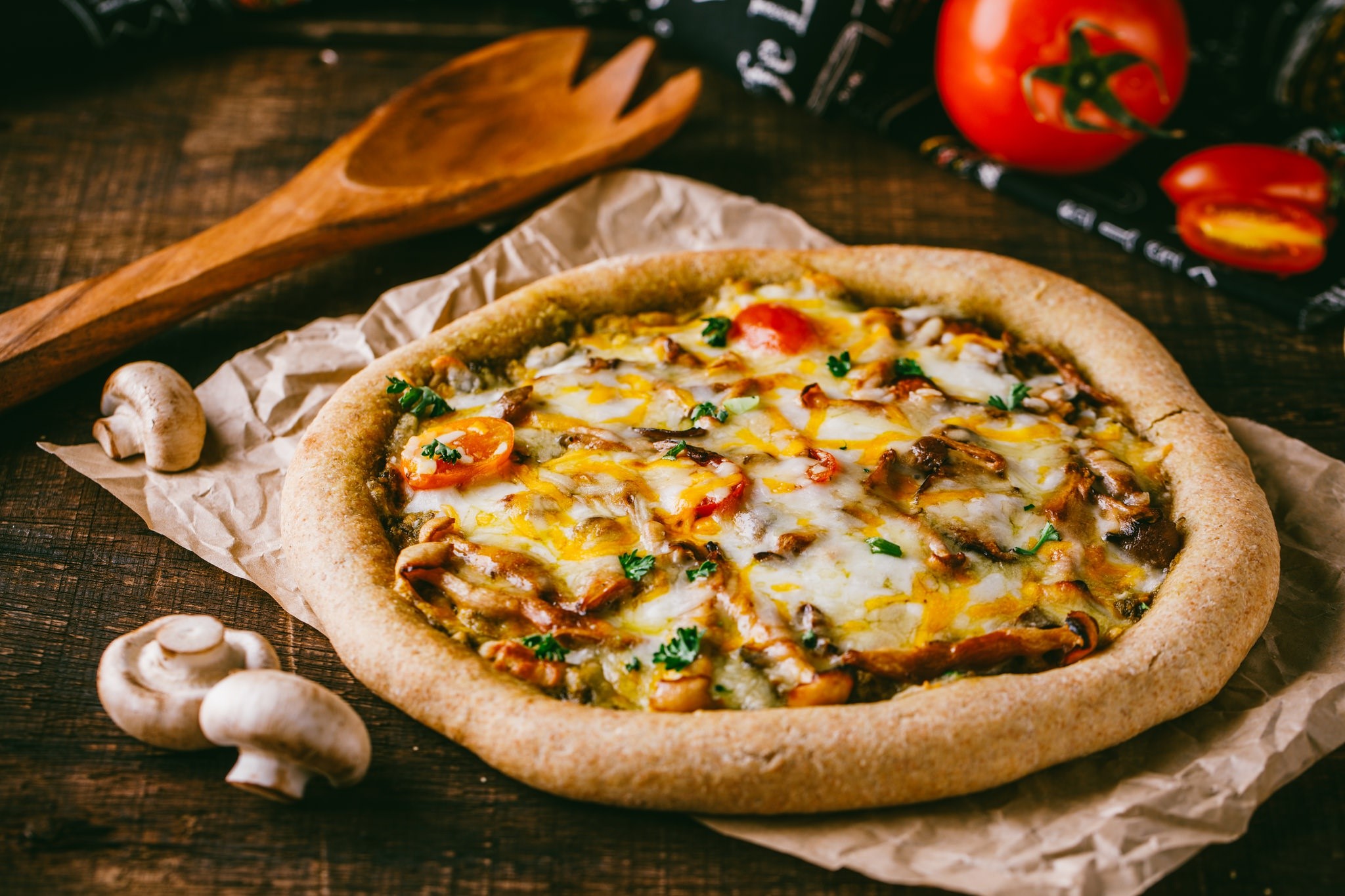 Mushroom and tomato pizza with melted cheese HD Wallpaper