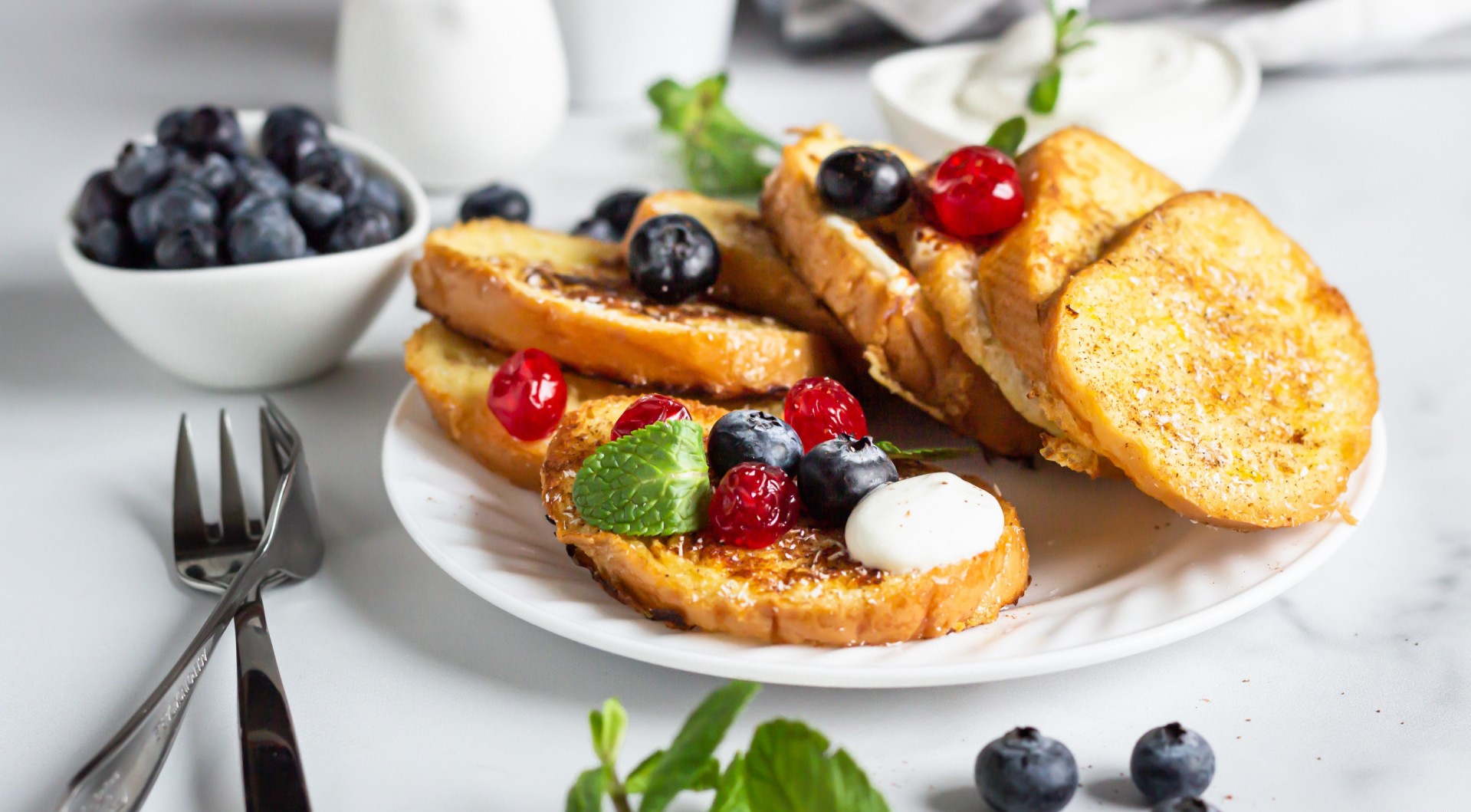 French toast with berries and cream HD Wallpaper