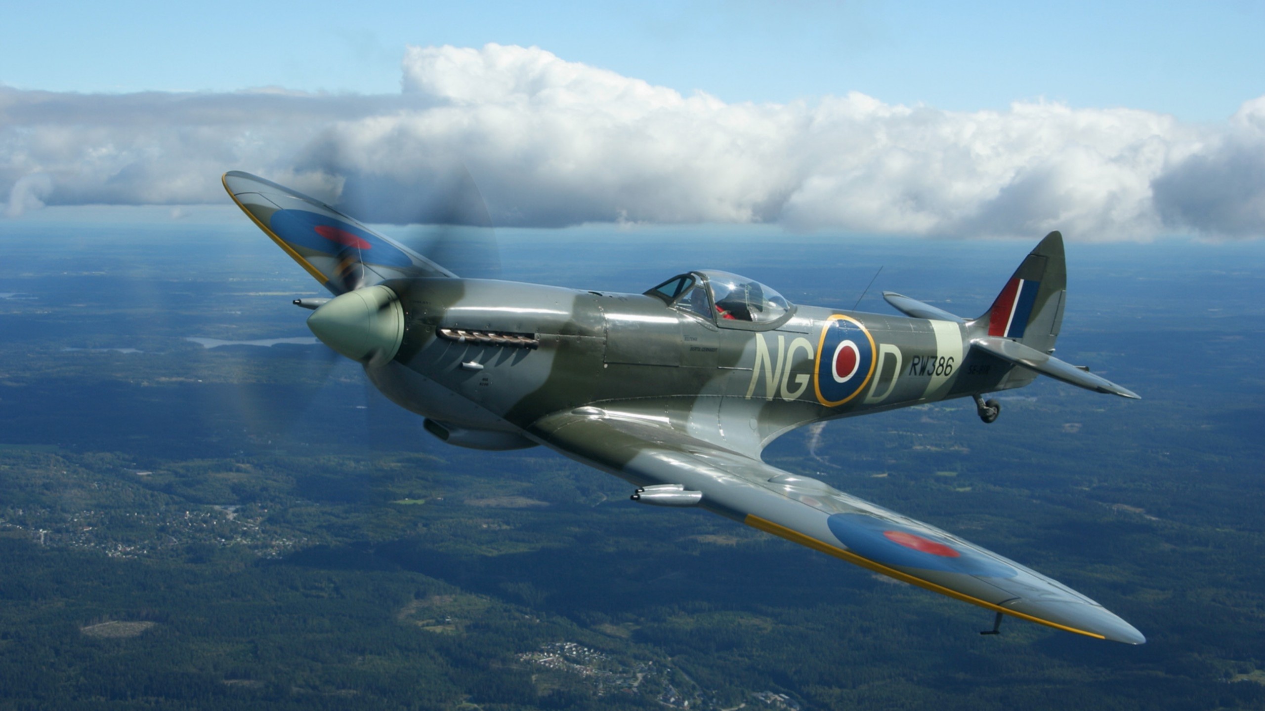 Supermarine Spitfire aircraft in flight HD Wallpaper