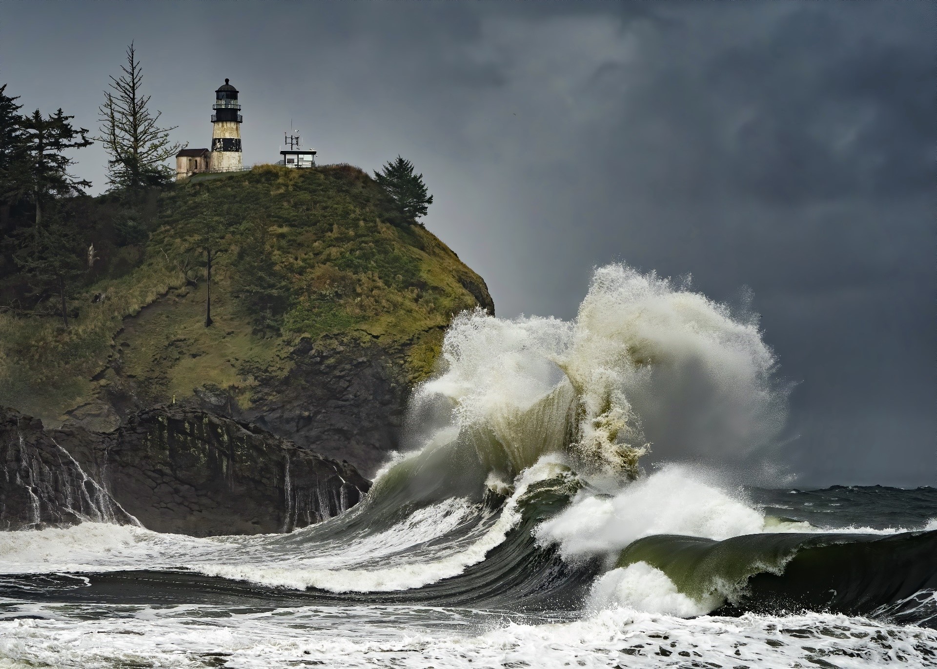 Waves crashing near a lighthouse on a stormy coast in the USA HD Wallpaper