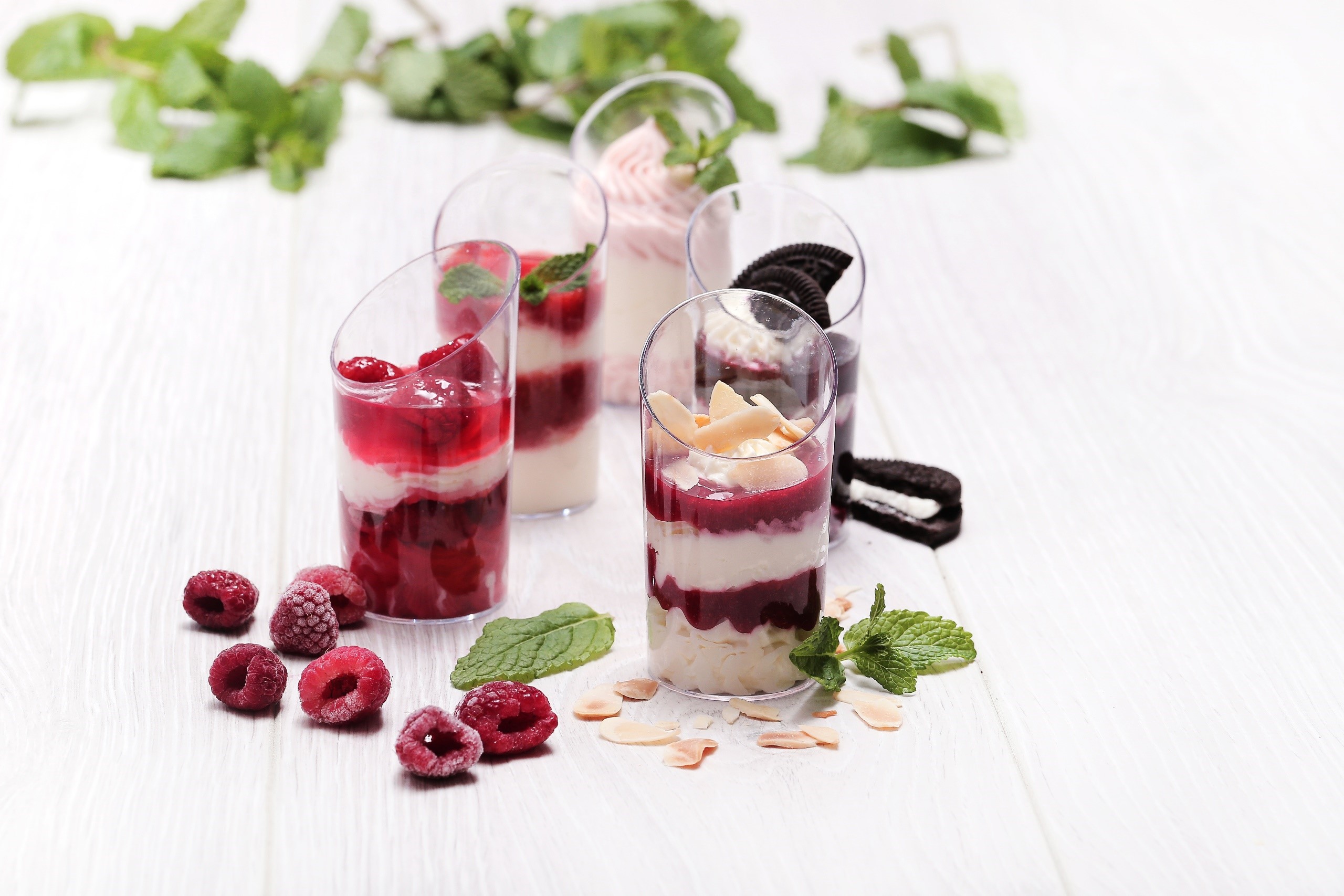 Dessert parfaits with berries and cookies HD Wallpaper